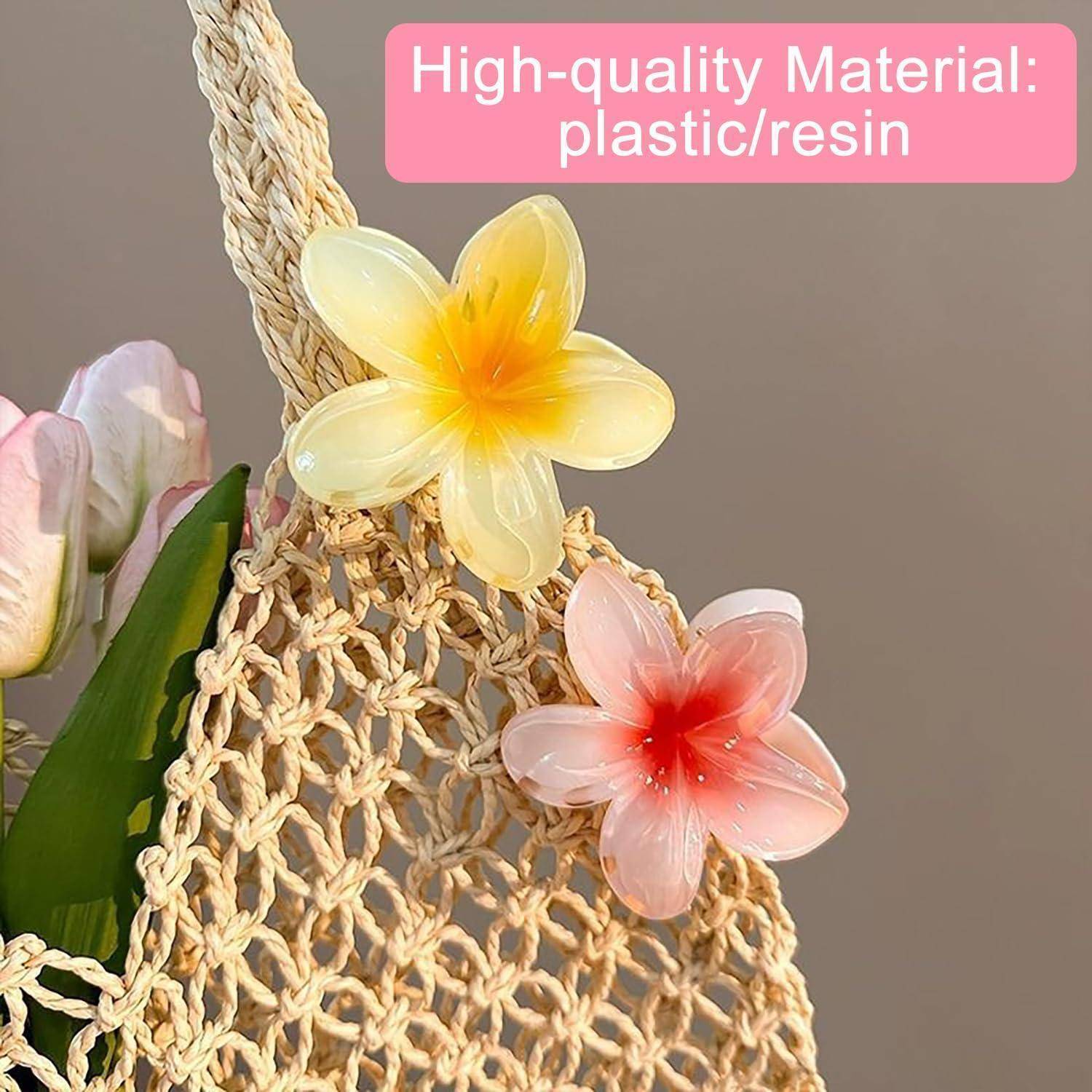Eine gewebte Tasche mit dekorativen gelben und rosa Plastikblumen. Text lautet: 