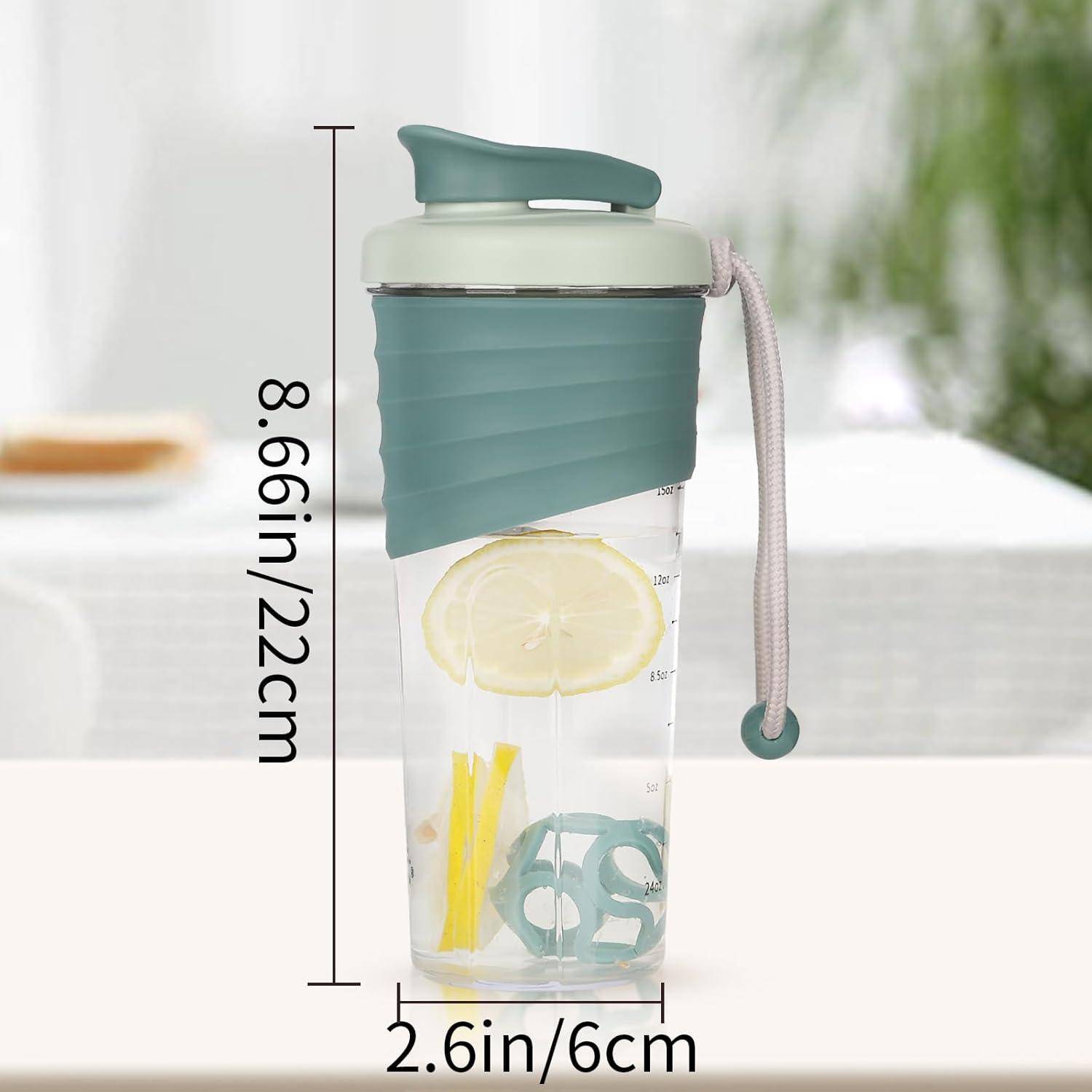 Eine grüne Wasserflasche mit Deckel und Griff, gefüllt mit Wasser, Zitronenscheiben und Minzblättern. Die Abmessungen betragen 8,6 Zoll/22 cm in der Höhe und 2,6 Zoll/6 cm in der Breite.