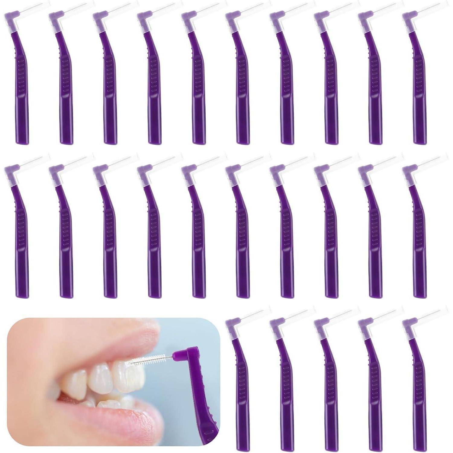 Lila Interdentalbürsten, in mehreren Reihen angeordnet, zum Reinigen zwischen den Zähnen. Eingesetztes Bild zeigt eine Bürste, die zwischen den Zähnen verwendet wird.