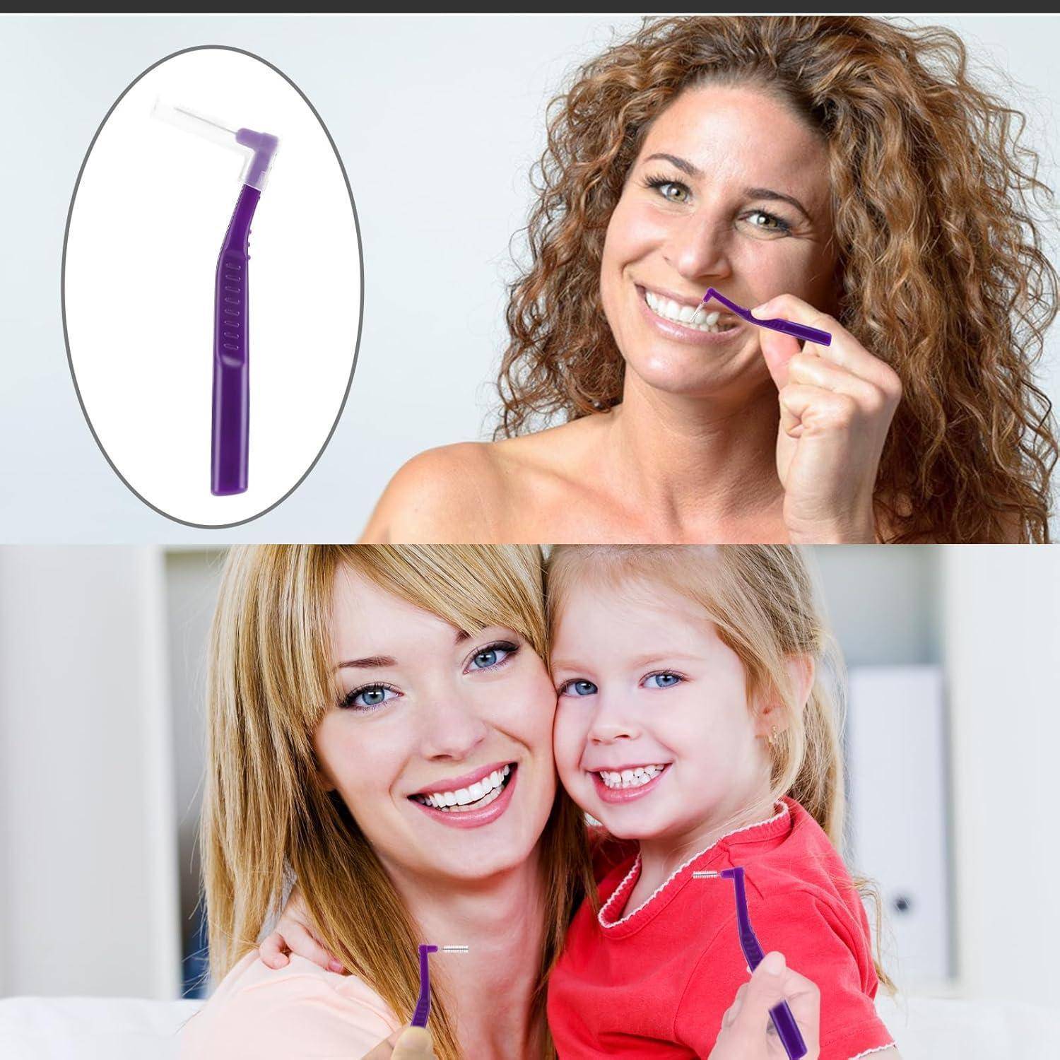 Eine Frau lächelt, während sie ein lila Dentaltool verwendet, und eine Mutter mit ihrem Kind halten unten das gleiche Werkzeug, was auf Familien-Zahnpflege hindeutet.