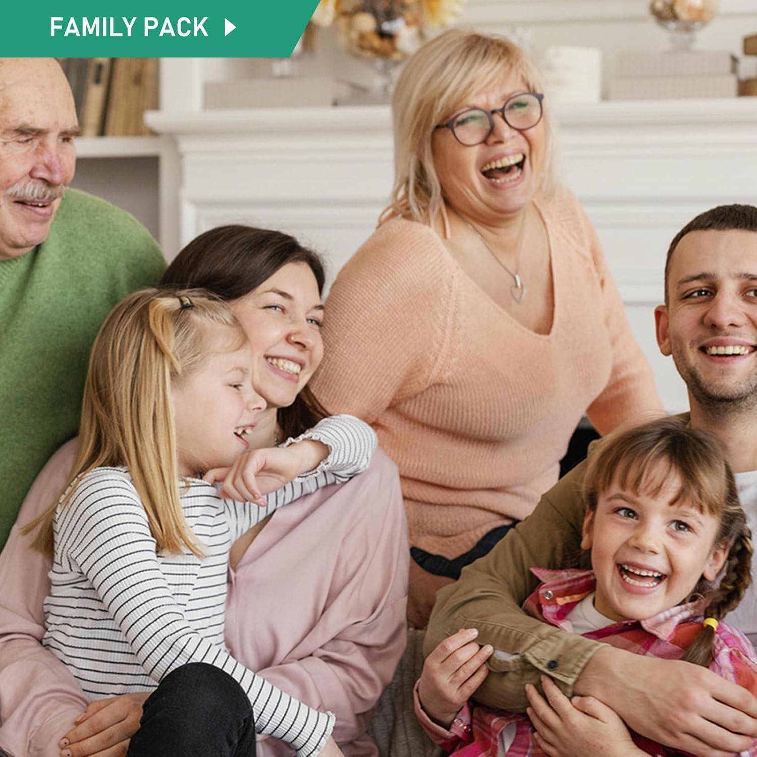 Ein fröhliches Familienfoto mit sechs Personen, die eng beieinander sitzen, lächeln und lachen in einer gemütlichen Wohnzimmeratmosphäre.