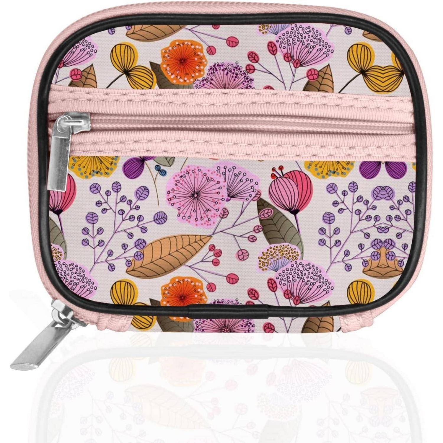 Eine kleine, mit einem Reißverschluss versehene pinke Tasche mit einem bunten Blumenmuster, das verschiedene Blumen und Blätter zeigt.
