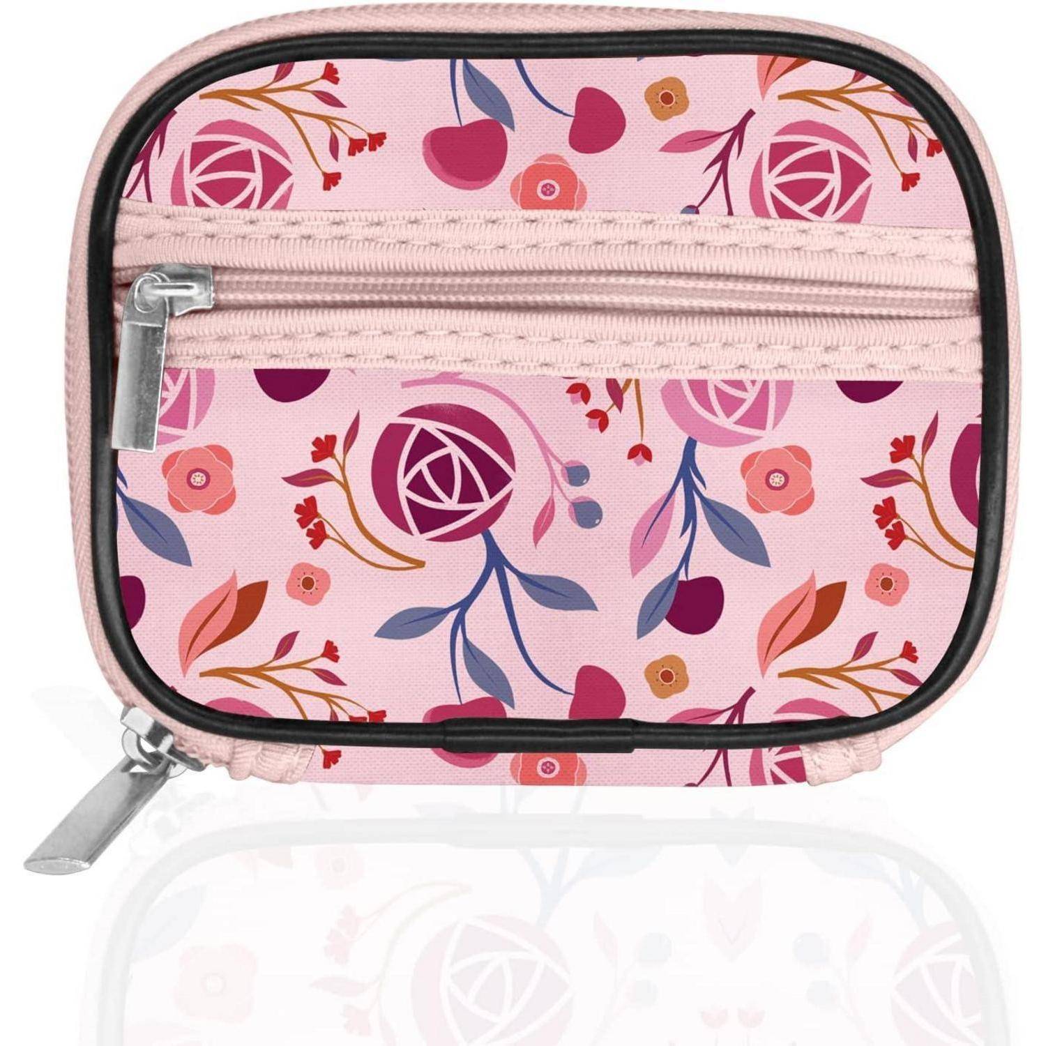 Ein kleines quadratisches rosa Täschchen mit einem Blumenmuster aus Rosen und Blättern. Es verfügt über einen silbernen Reißverschluss und ist zum Aufbewahren kleiner Gegenstände konzipiert.