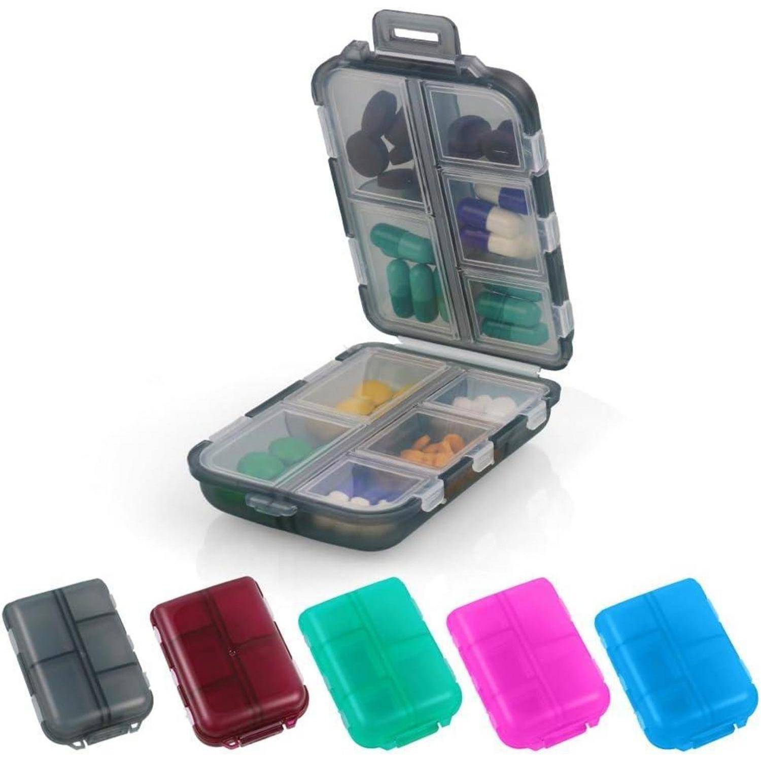 Ein Mehrfach-Pillenorganizer mit Tabletten in verschiedenen Farben. Darunter befinden sich fünf zusätzliche geschlossene Behälter in Rot, Grün, Rosa und Blau.