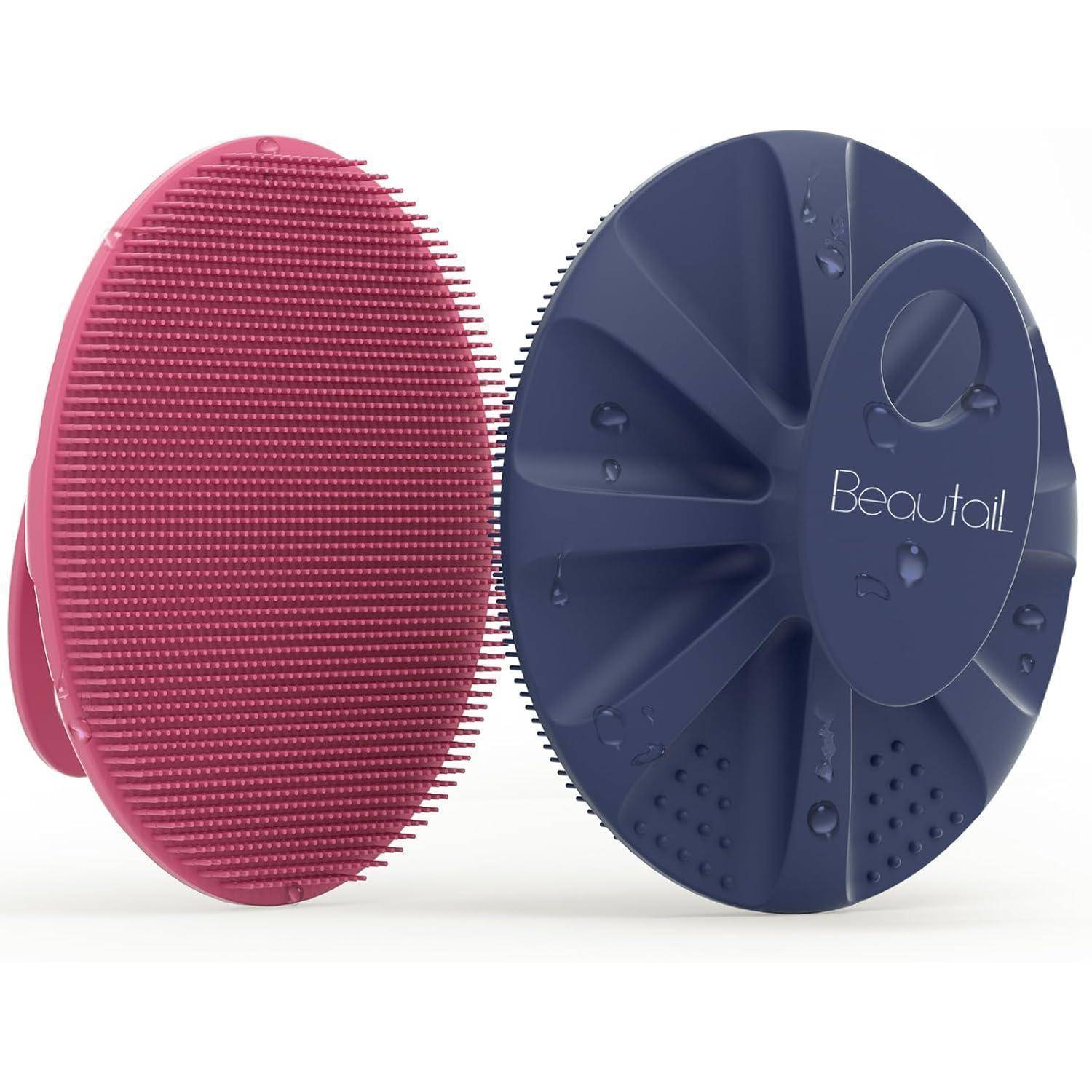 Eine rosa und eine marineblau-farbene Silikon-Gesichtsreinigungsbürste mit feinen Borsten und ergonomischem Design. Der Markenname 'Beautoil' ist auf der marineblau-farbenen Bürste eingeprägt.