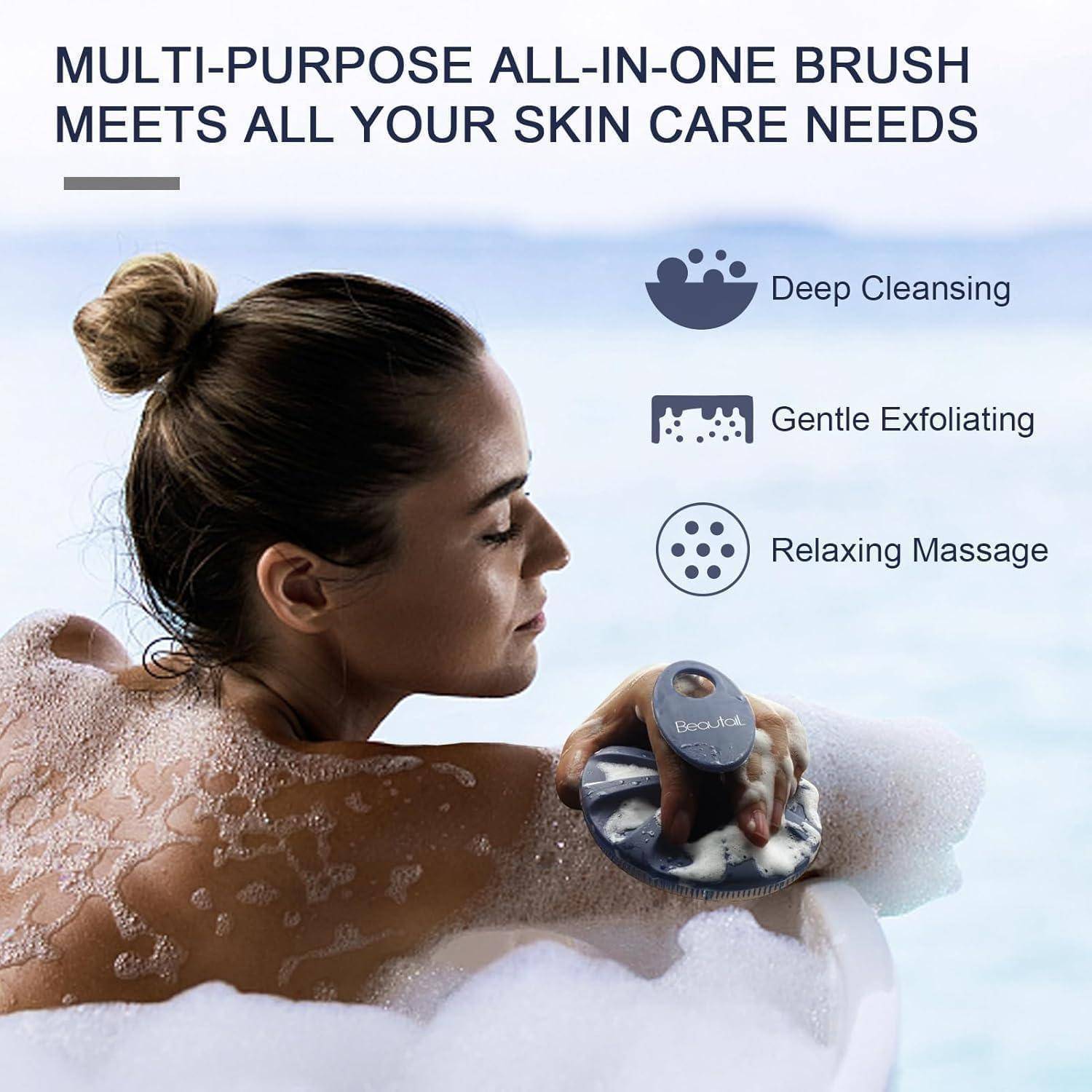 Eine Person verwendet eine Multifunktionsbürste in einer Schaumbadewanne. Der Text hebt folgende Merkmale hervor: ‚Tiefenreinigung', ‚Sanfte Peeling', ‚Entspannende Massage'.