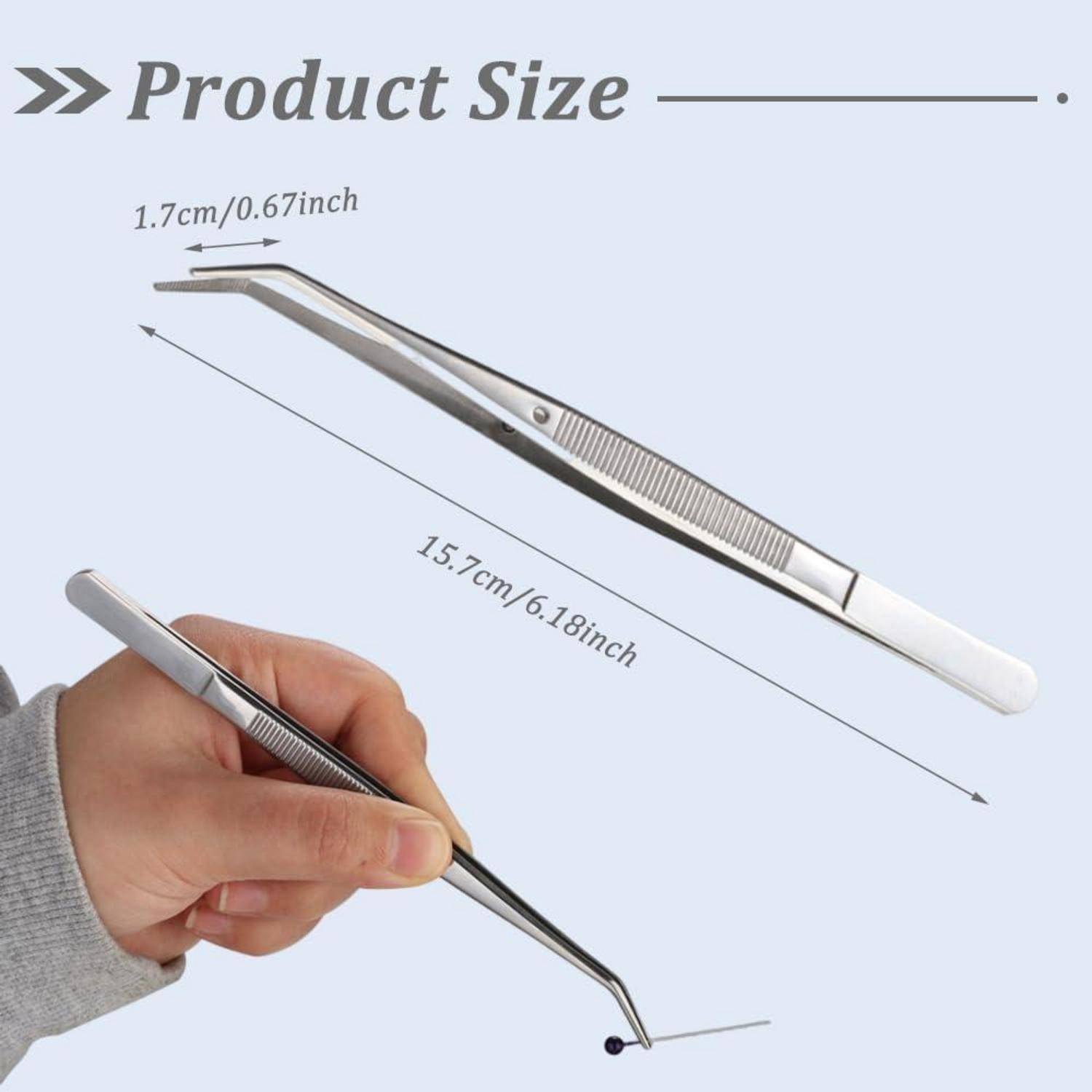 Das Bild zeigt eine Pinzette mit einer Gesamtlänge von 15,7 cm (6,18 Zoll) und einer Spitzenlänge von 1,7 cm (0,67 Zoll), die von einer Hand gehalten wird.