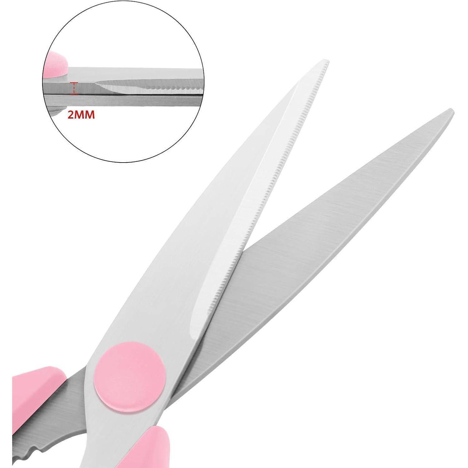 Nahaufnahme einer Schere mit rosa Griffen, bei der die gezackten Klingenkanten zu sehen sind. Eine Inset-Ansage zeigt eine detaillierte Klingenansicht mit dem Text ‚2MM', der den Kantenabstand hervorhebt.