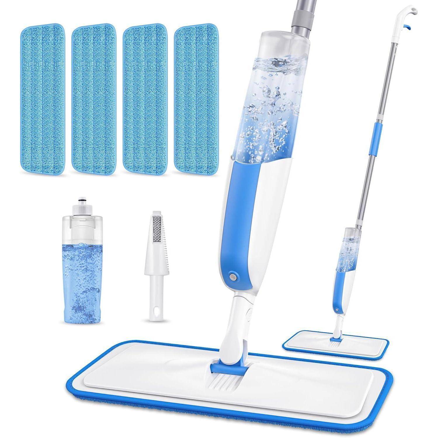 Ein blau-weißes Sprühwischer-Set mit abnehmbarem Griff, Reinigungspads, nachfüllbarer Flasche und einer kleinen Reinigungsbürste.