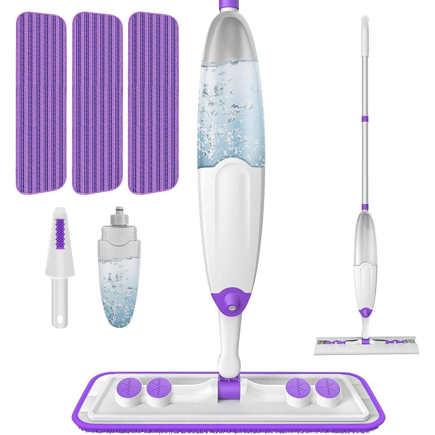 Ein Sprühmop-Set umfasst einen Wischmop mit einer Wasserflasche-Halterung, drei lila Reinigungspads, eine nachfüllbare Flasche und eine Reinigungsbürste.