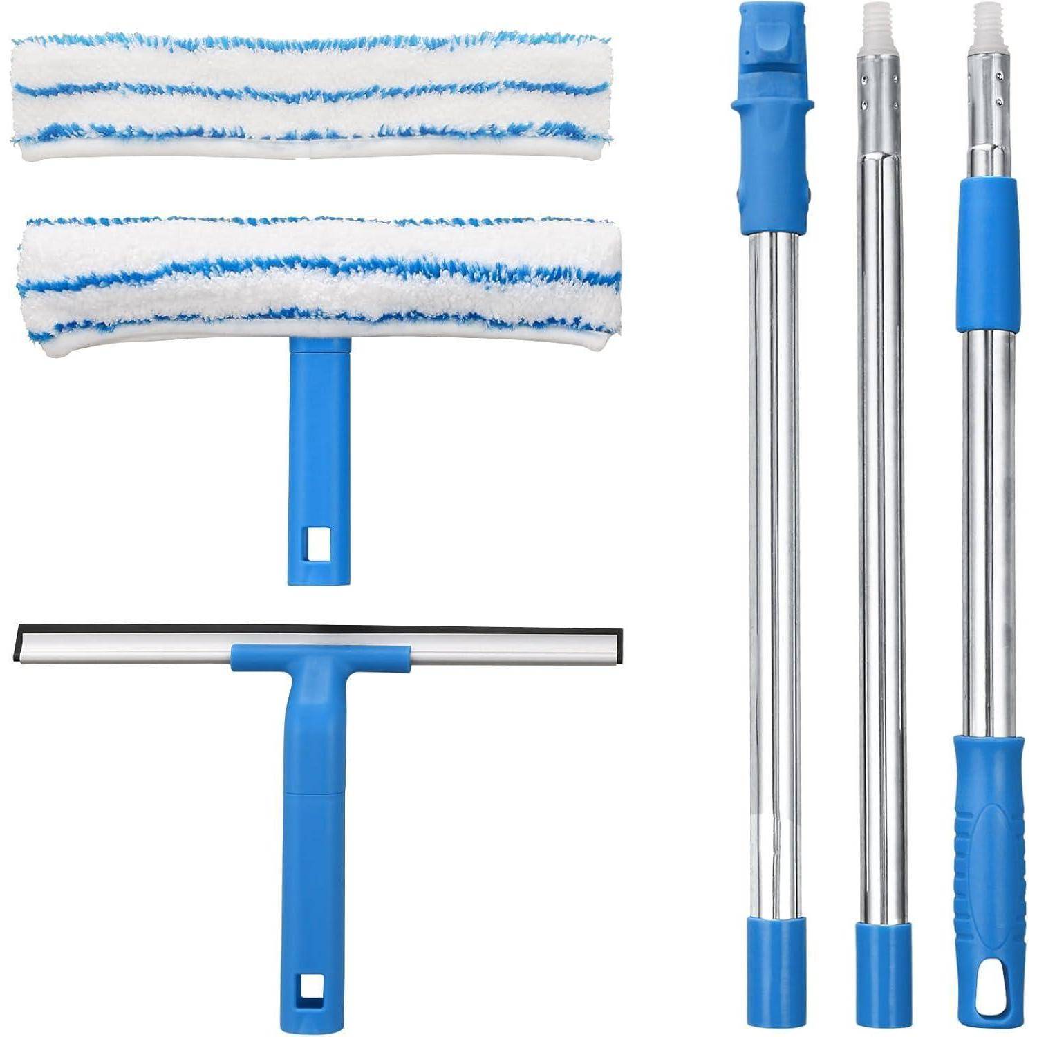 Ein Satz Reinigungswerkzeuge, bestehend aus zwei Fensterschwämmen mit blauen Griffen, einem Abzieher, und zwei ausziehbaren Metallstangen mit blauen Griffstücken.