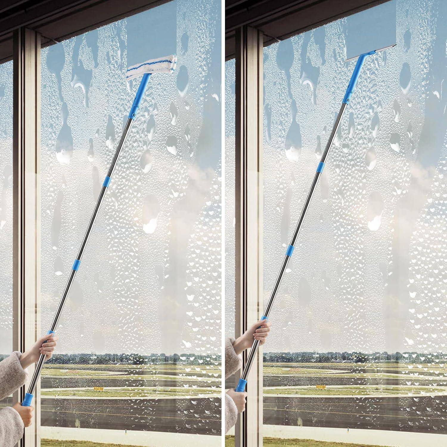 Eine Person verwendet einen langstieligen Abzieher, um hohe Fenster zu reinigen, mit streifenfreiem Ergebnis, vor einer Kulisse aus Feldern und einem bewölkten Himmel.