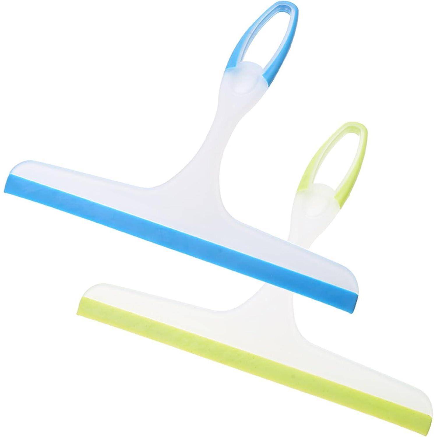 Zwei Plastik-Abzieher mit blauen und grünen Griffen kreuzen sich vor einem weißen Hintergrund.