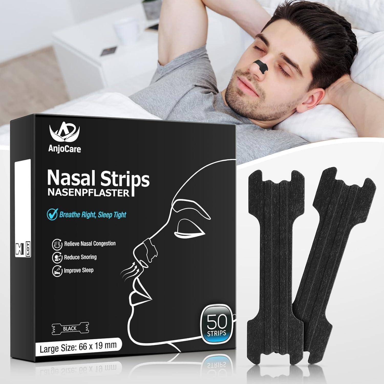 Mann schläft auf einem Kissen mit Nasenstreifen; Verpackung zeigt 'AnjoCare Nasenstreifen', Vorteile umfassen Schnarchreduzierung und Verbesserung des Schlafes.
