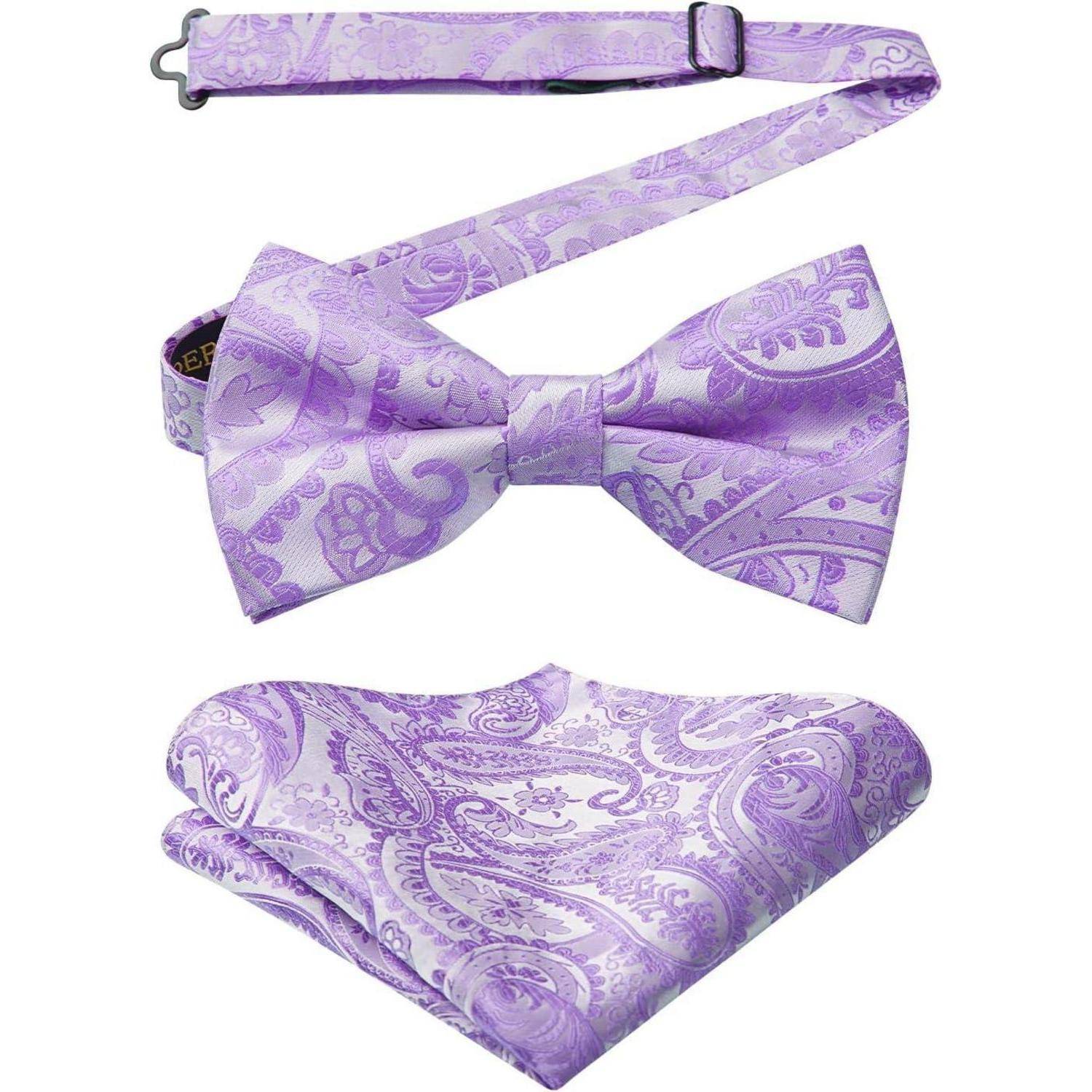 Eine Fliege mit Lavendel-Paisleymuster, ein passendes Einstecktuch und ein verstellbarer Riemen sind ordentlich angeordnet und geeignet für formelle Kleidung.