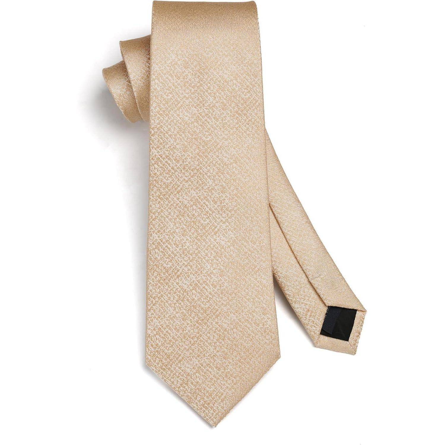 Eine beige Krawatte mit einem dezenten strukturierten Muster, an einem Ende aufgerollt, mit einem schwarzen Etikett auf der schmalen Rückseite.