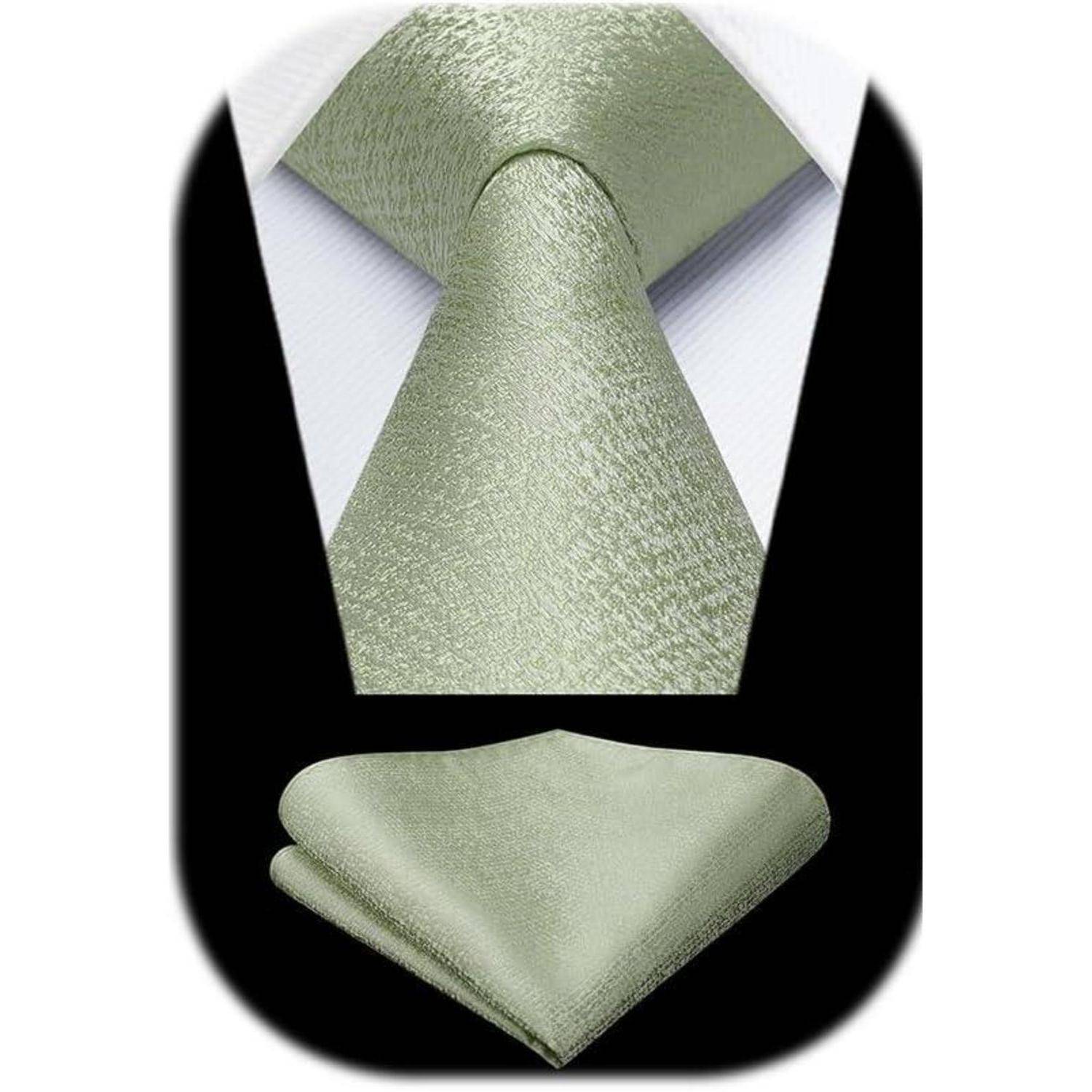 Ein hellgrünes strukturiertes Krawattenset mit passendem Einstecktuch, präsentiert vor einem schwarzen Hintergrund.