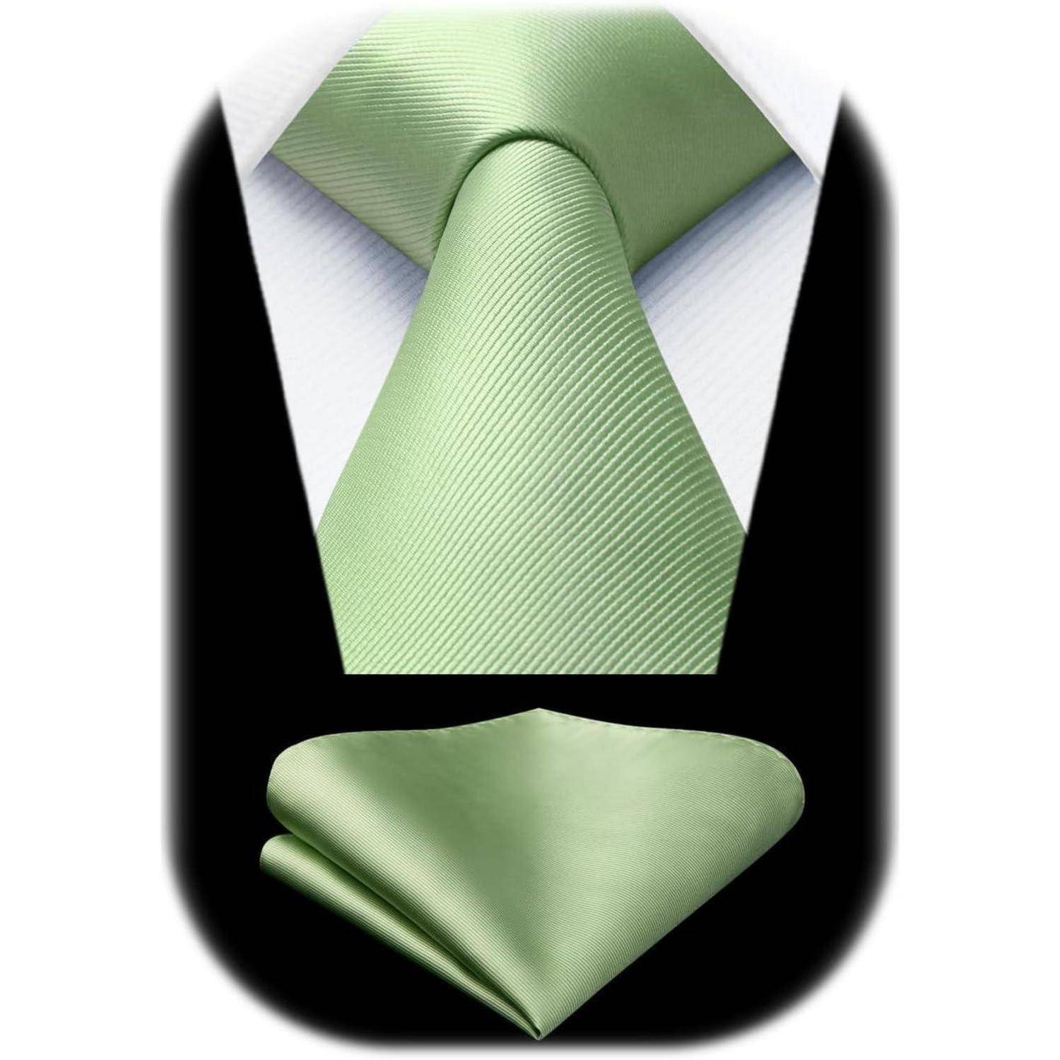 Eine hellgrüne Krawatte, ordentlich in einem klassischen Knoten gebunden, mit einem passenden gefalteten Einstecktuch vor einem weißen Hemdenhintergrund.
