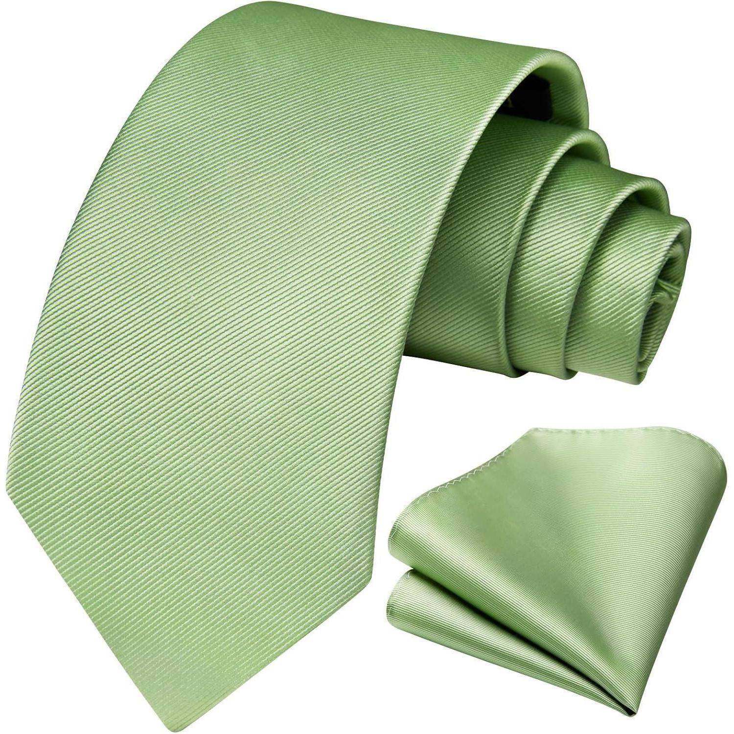 Eine ordentlich drapierte hellgrüne Seidenkrawatte mit passendem Einstecktuch, die einen formellen und eleganten Stil vermittelt, der für Geschäfts- oder formelle Anlässe geeignet ist.