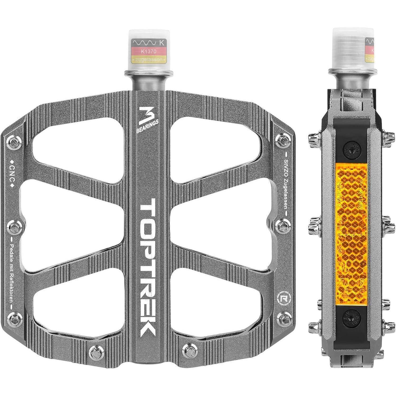 Mountainbike-Pedale mit einem großen Plattformdesign, ausgestattet mit einer silbernen Oberfläche und reflektierenden gelben Aufklebern für bessere Sichtbarkeit.