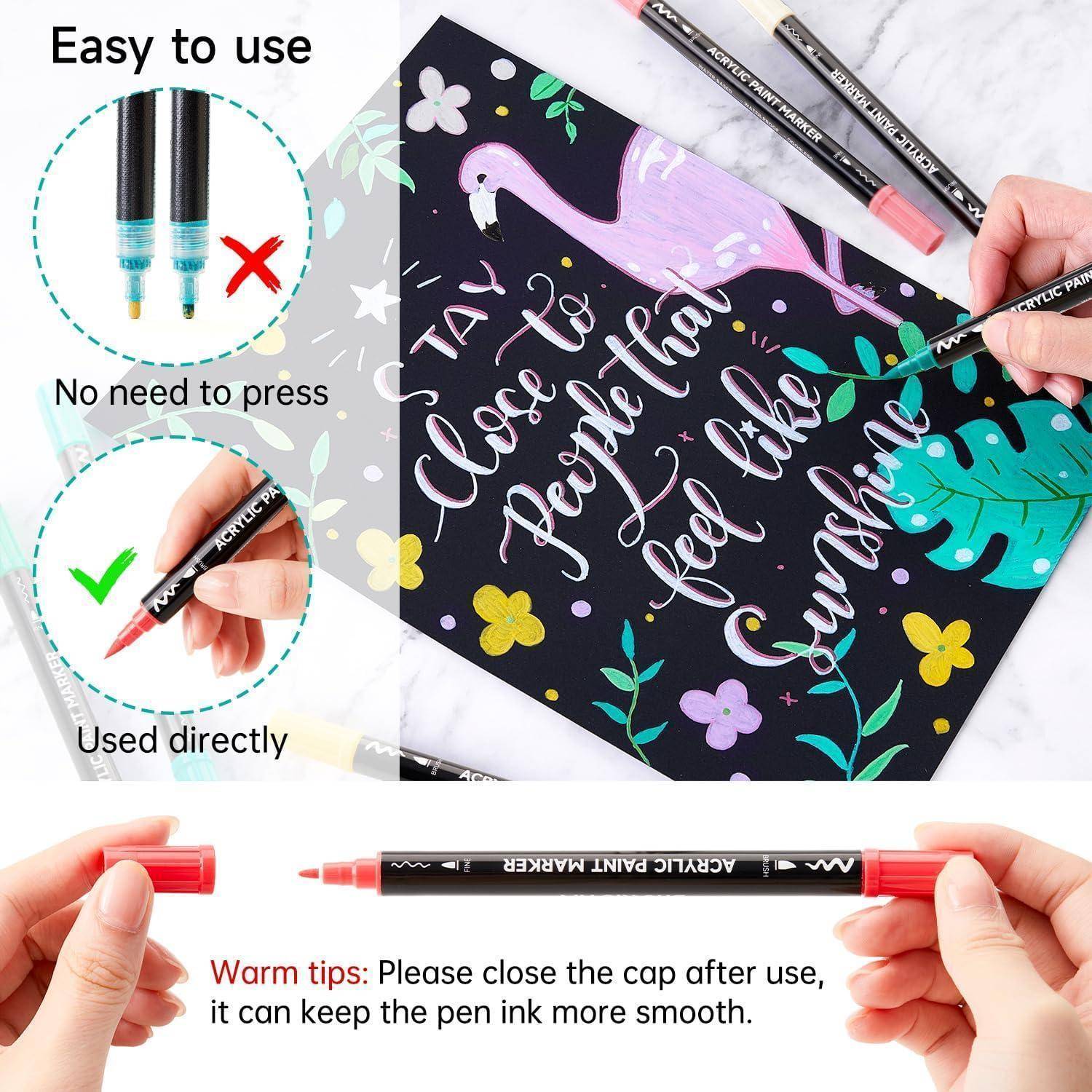 Ein rosa Stift hebt ein Flamingo-thematisches Notizbuch mit dem Text 