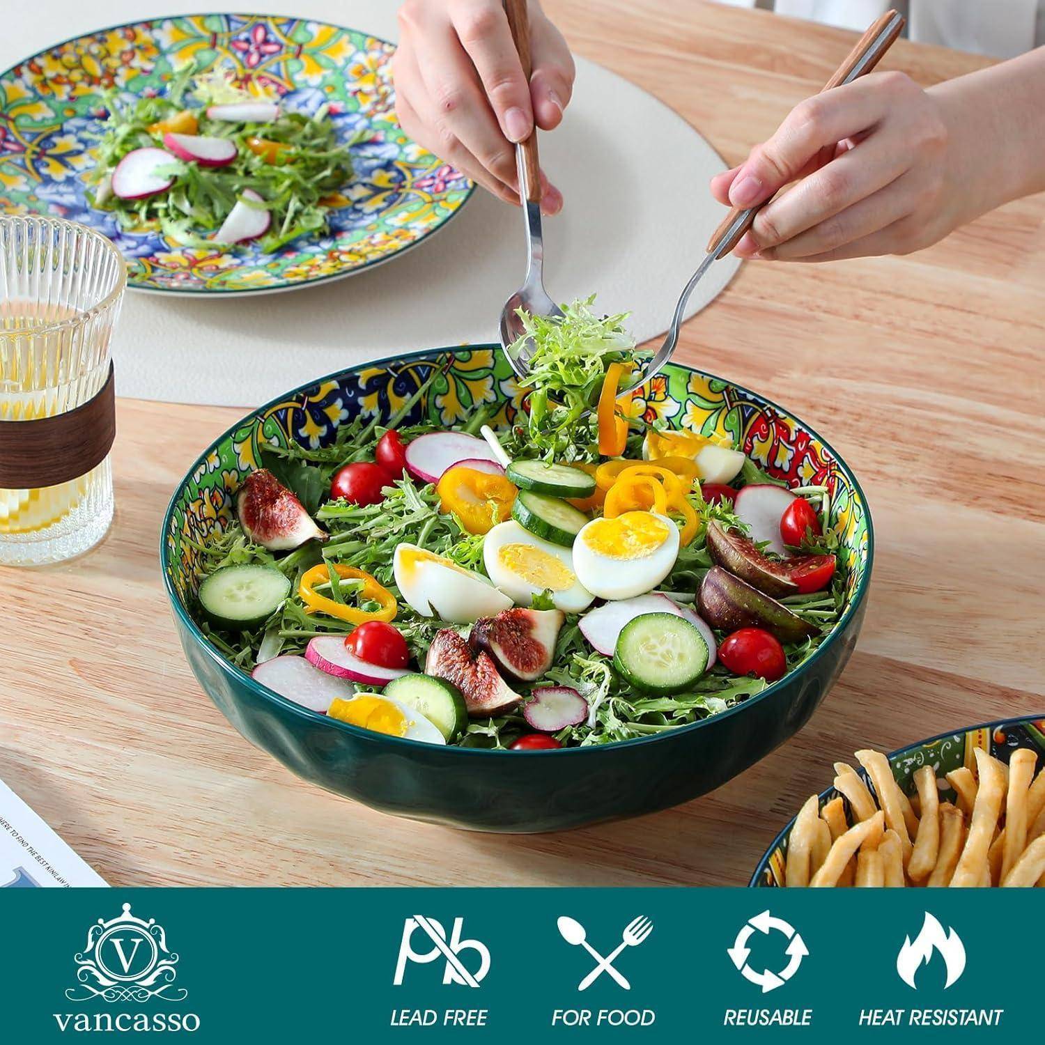 Ein lebhafter Salat mit gemischten Blattsalaten, Kirschtomaten, gekochten Eiern und Radieschen in einer bunten Schüssel. Zwei Hände halten Gabeln, bereit zum Essen.
