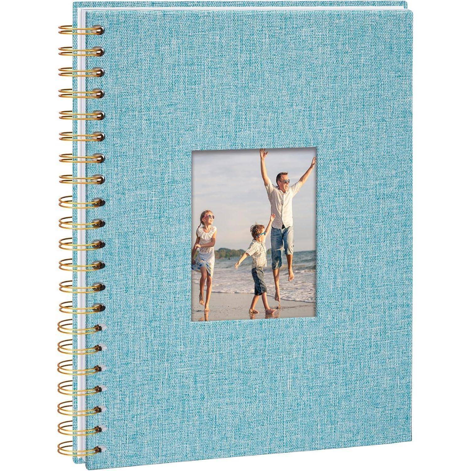 Ein blaues spiralgebundenes Fotoalbum mit einem Titelbild, das eine vierköpfige Familie zeigt, die fröhlich am Strand spielt.
