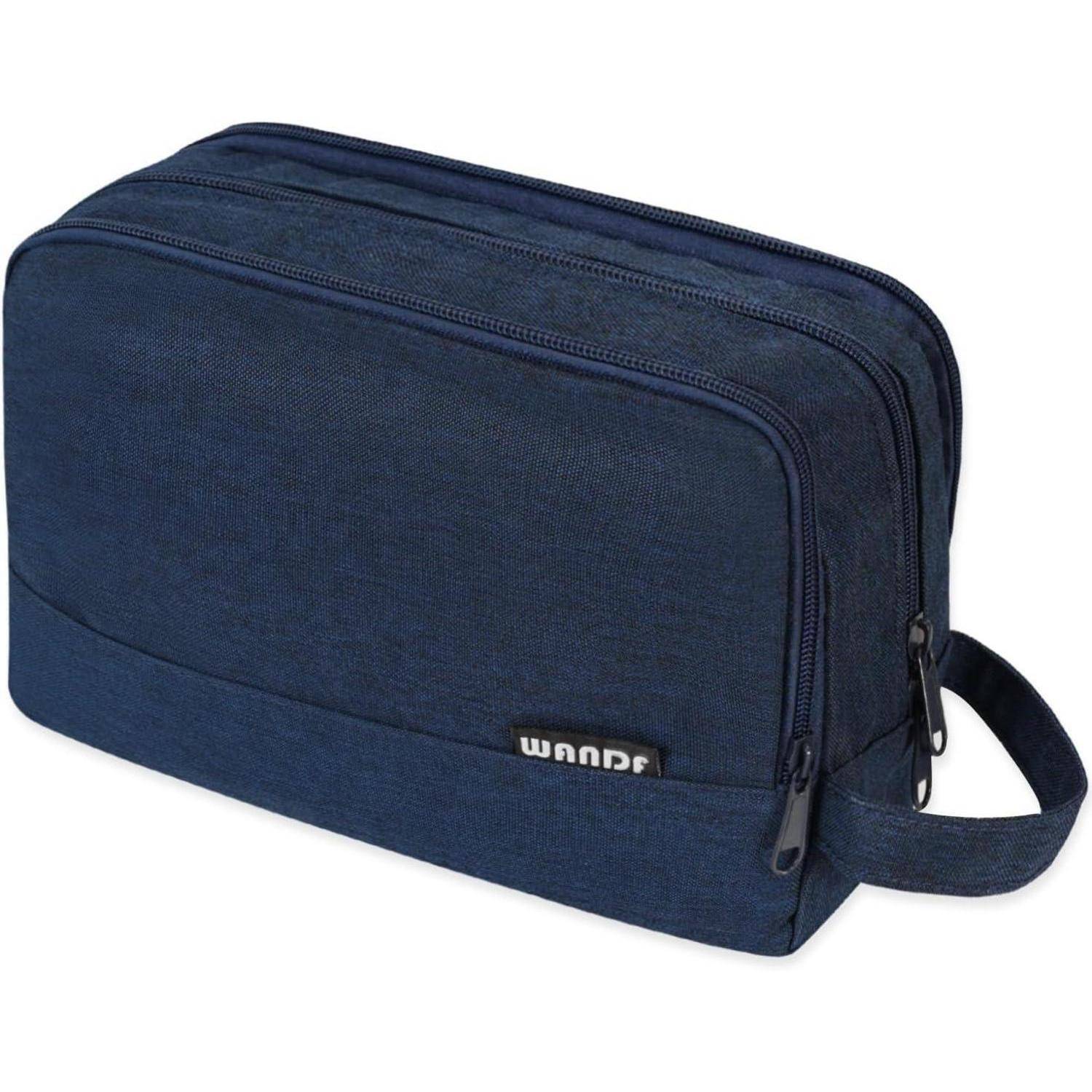 Eine marineblaue Kulturtasche mit Seitengriff und einem sichtbaren Reißverschlussfach. Ein kleines Etikett an der Seite trägt die Aufschrift 'Woop'e'.