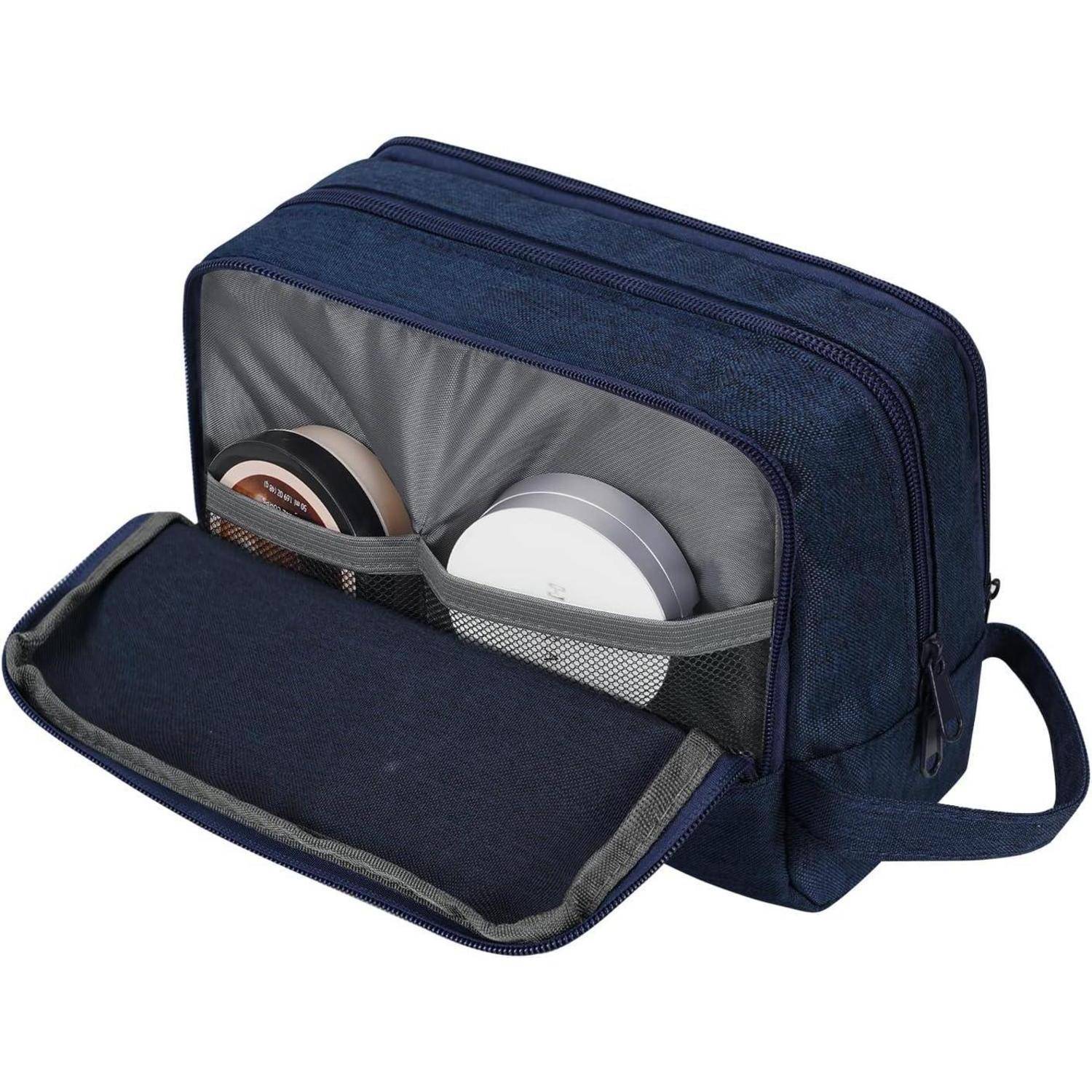 Eine blaue Reise-Toilettetasche mit offenem Reißverschluss, die übersichtliche Fächer mit zwei runden Behältern im Inneren zeigt.