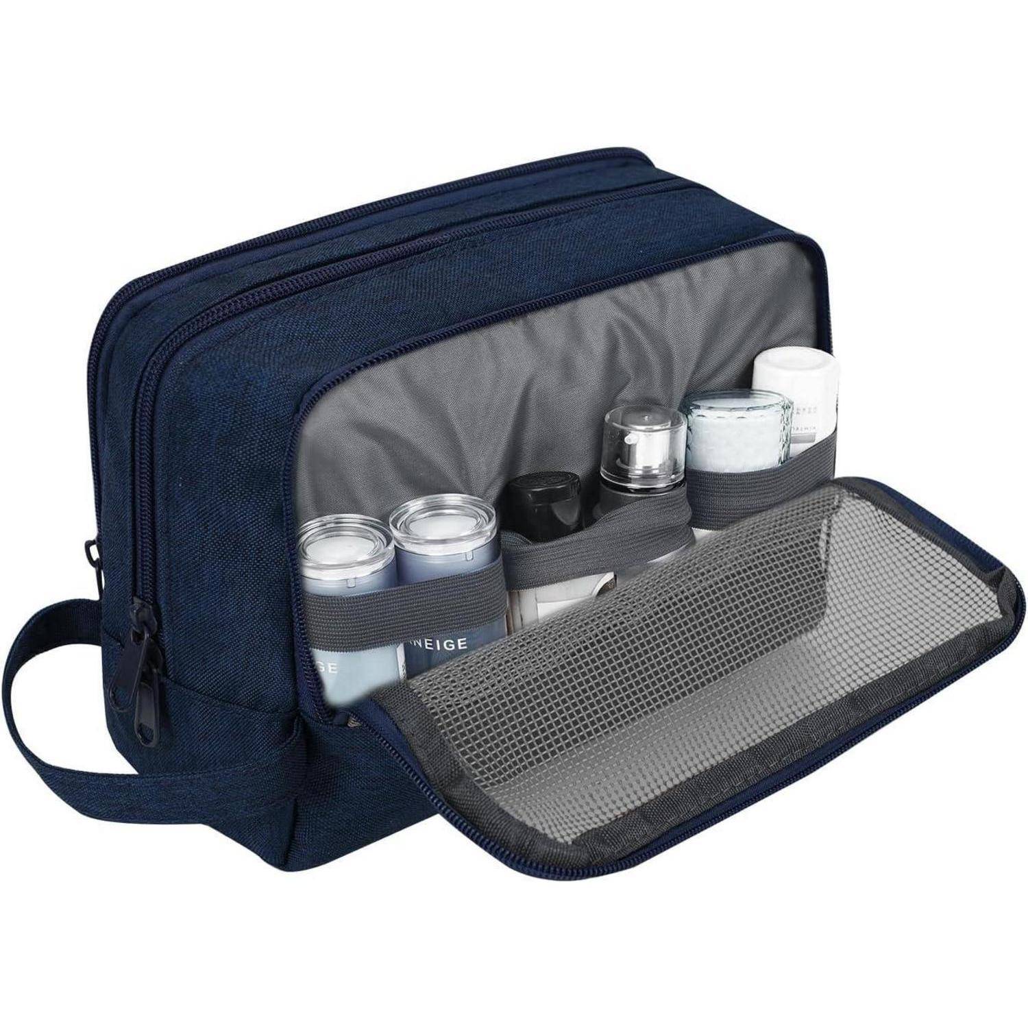 Eine marine Reise-Kulturtasche mit einem offenen Netzfach, in dem verschiedene Flaschen und Behälter zu sehen sind.