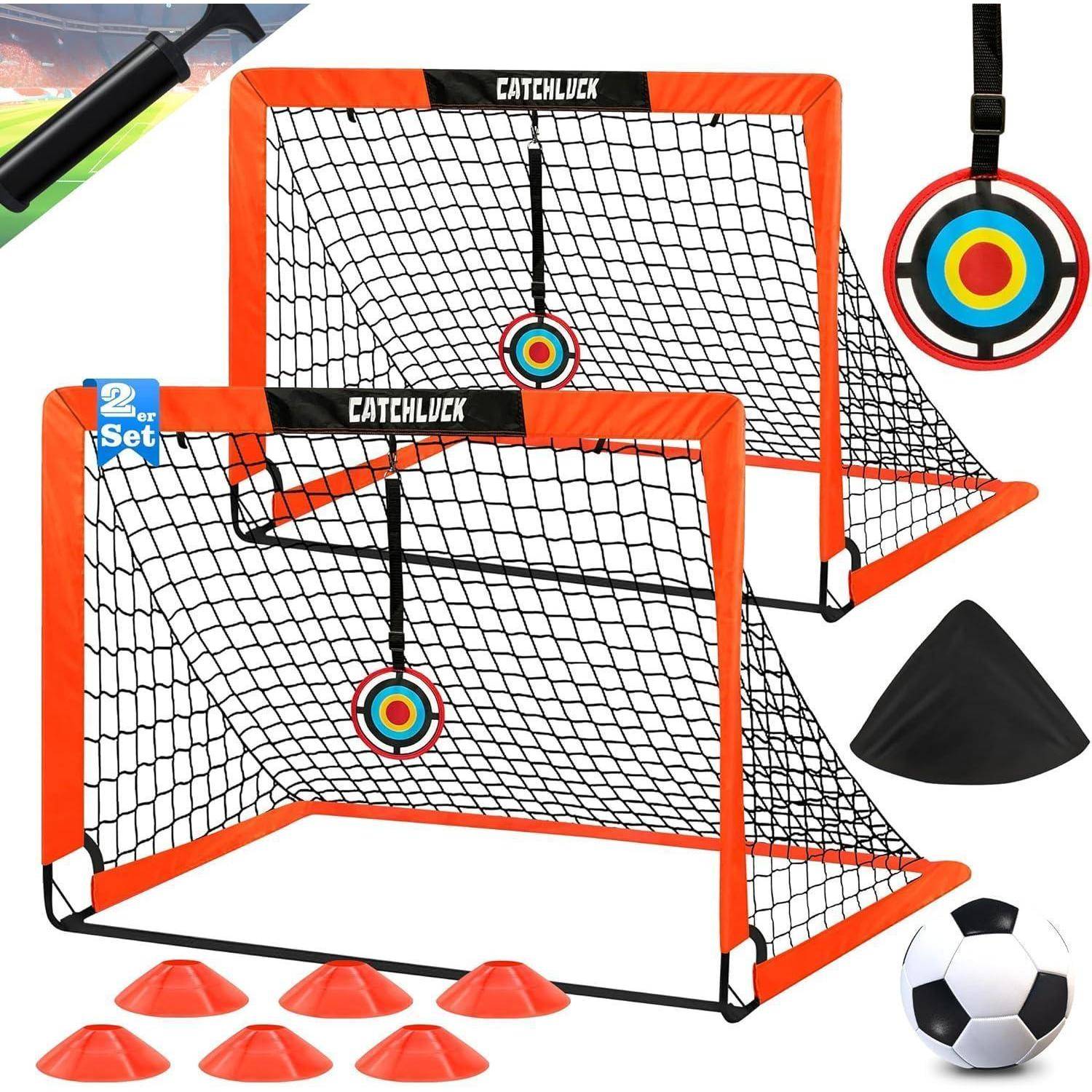Zwei orangefarbene Fußballtore mit Netzen, sechs orangefarbene Hütchen, eine schwarze Trillerpfeife, eine Zielscheibe und ein Fußball werden gezeigt.