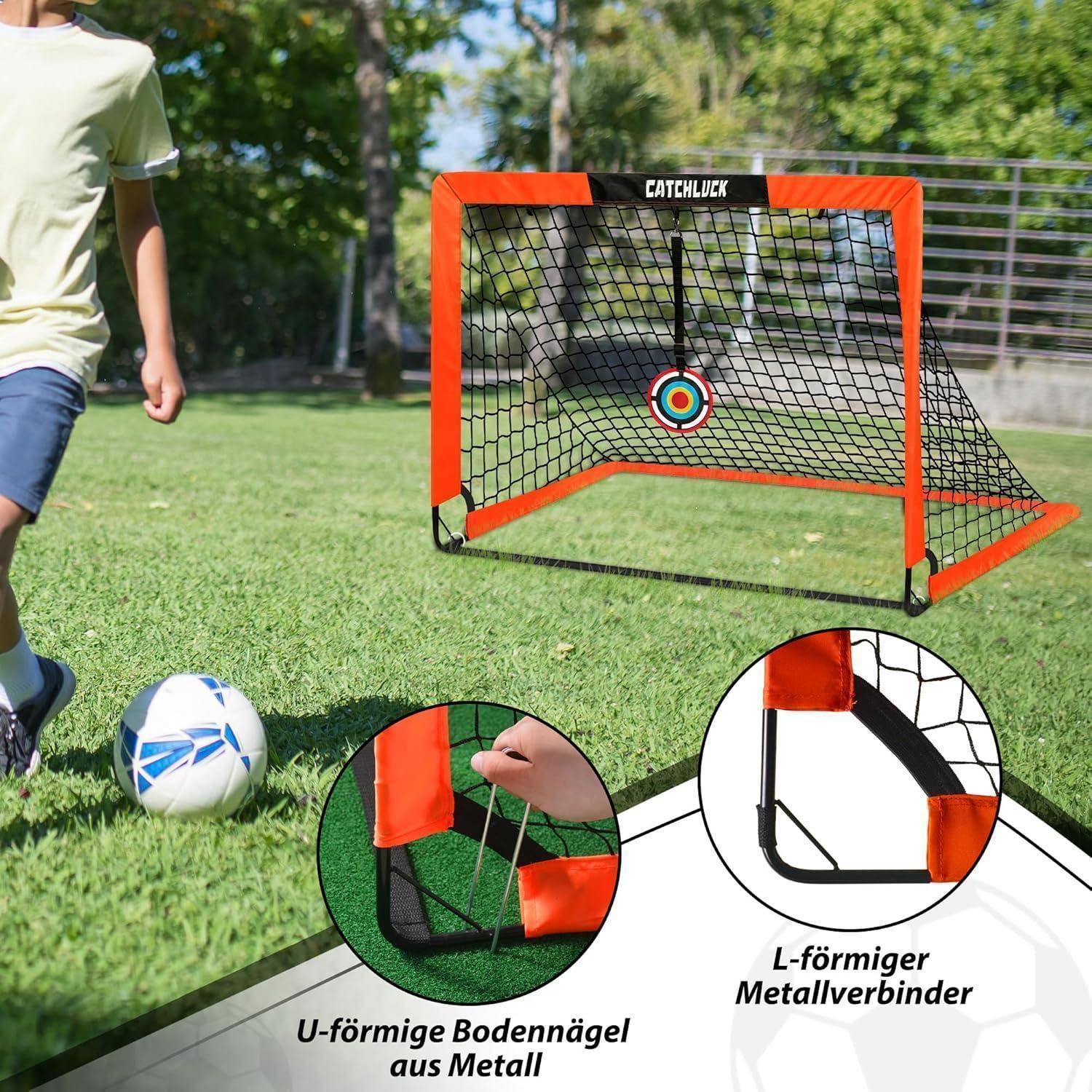 Eine Person, die auf Gras Fußball spielt und auf ein kleines, tragbares Tor mit Zieldesign zielt. Einblenden zeigen die Metallpflöcke und Verbinder des Tores.