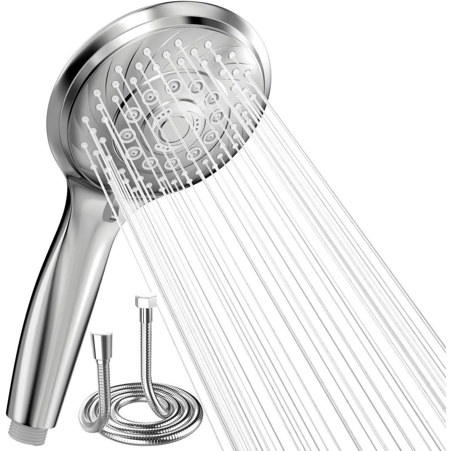 Handbrause, die Wasser versprüht und aus silbernem Metall gefertigt ist mit mehreren Einstellungen. Ergänzt durch einen flexiblen Schlauch.