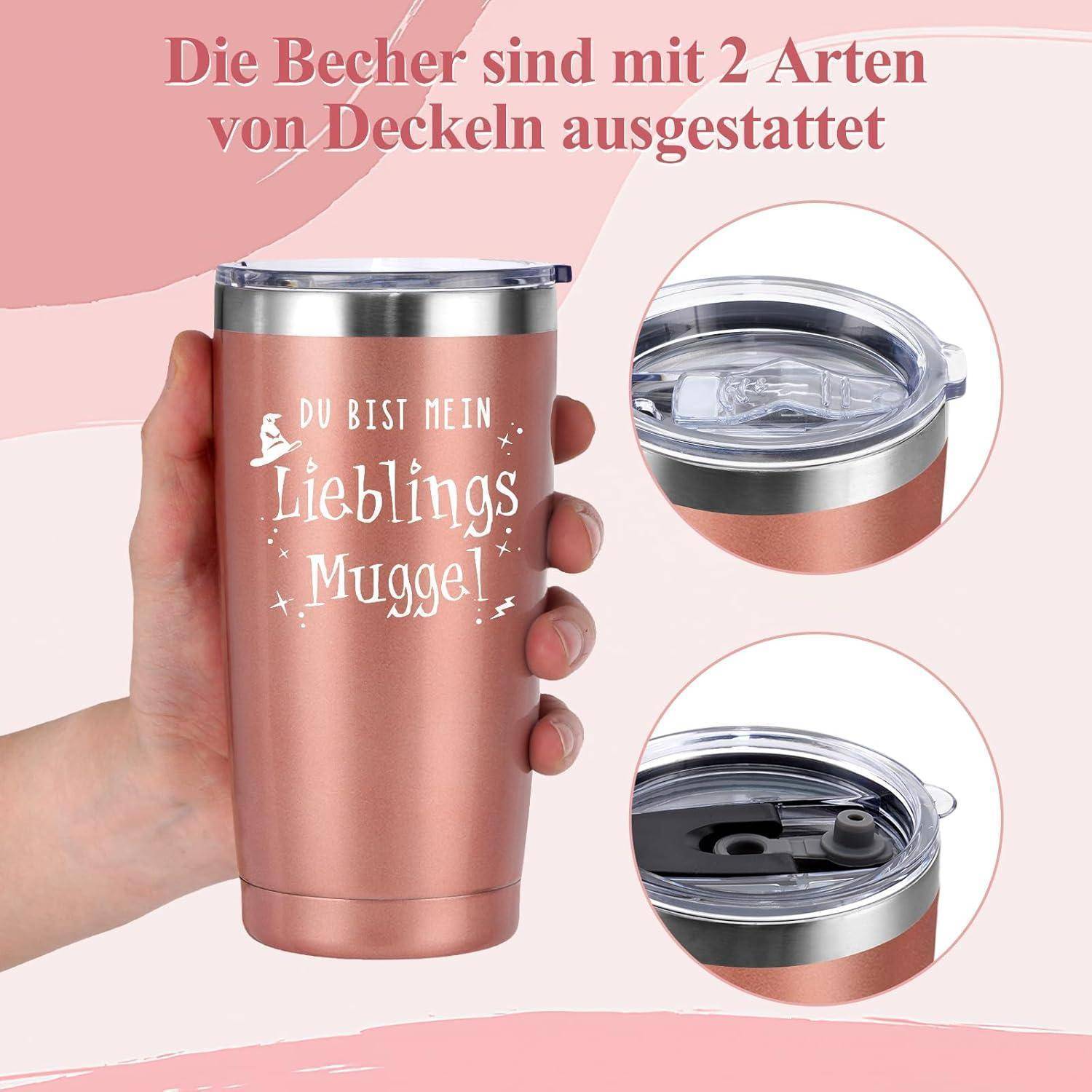 Eine Hand hält einen roségoldenen isolierten Becher mit dem Zitat 'Du bist mein Lieblings Muggel'. Der Becher wird mit zwei verschiedenen Deckeln geliefert.