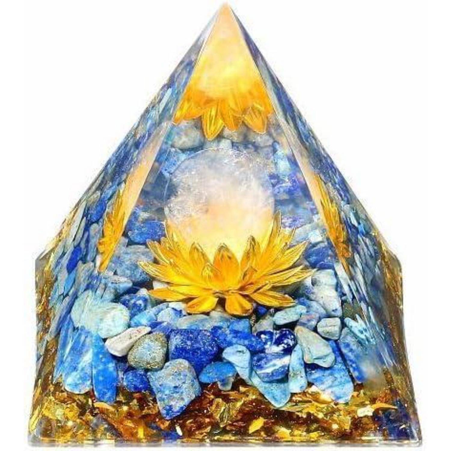 Ein pyramidenförmiges Objekt mit einem leuchtenden Lotusdesign, umgeben von blauen und goldenen Steinen, das einen ätherischen Effekt erzeugt.