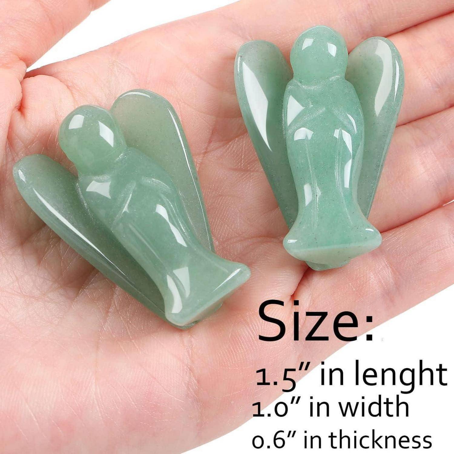 Eine Hand hält zwei kleine grüne Engelplastiken aus Stein, die mit 1,5 Zoll Länge, 1,0 Zoll Breite und 0,6 Zoll Dicke beschrieben werden.