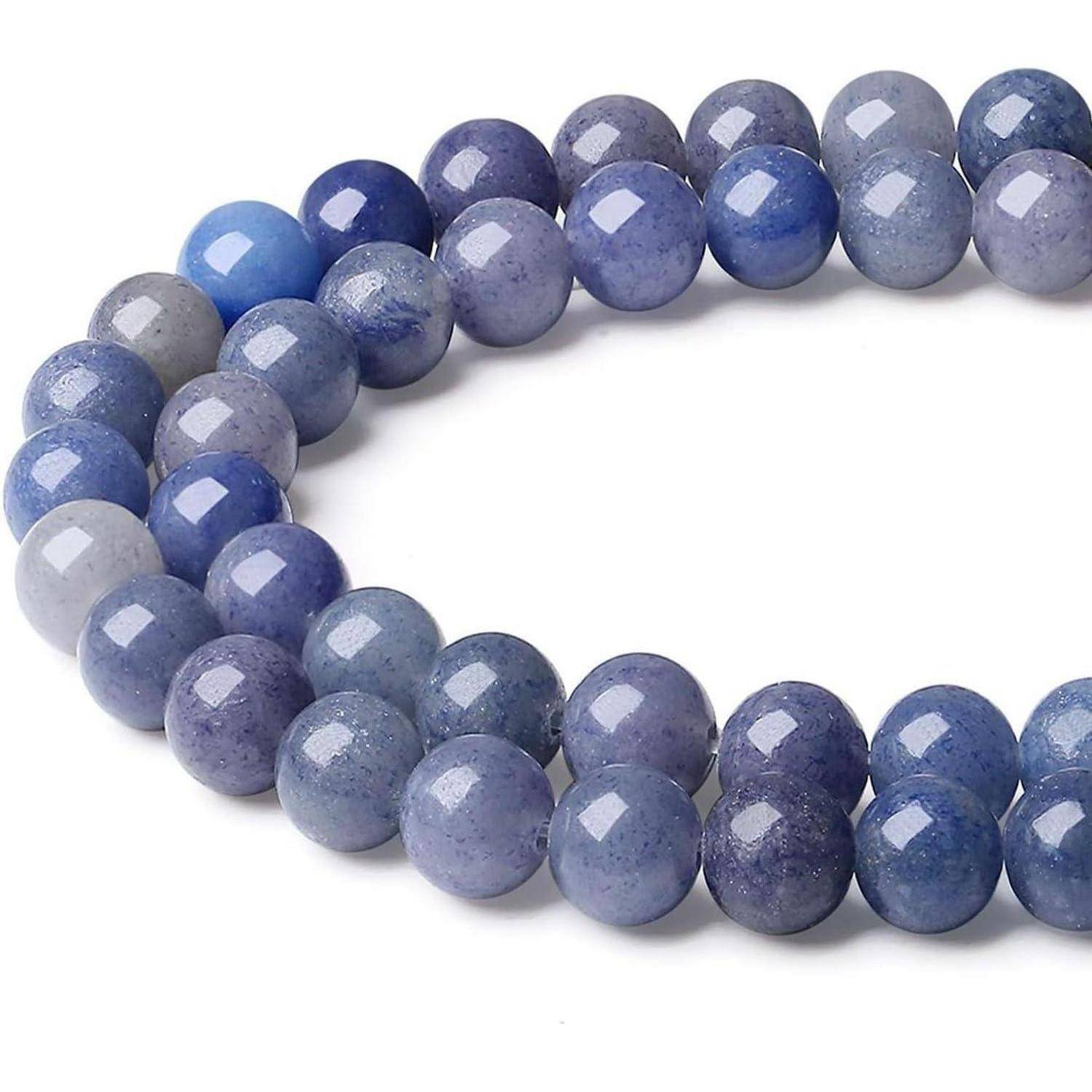 Ein Armband aus runden, polierten blauen und lavendelfarbenen Perlen, die in einer einzelnen Reihe einen Kreis bilden.