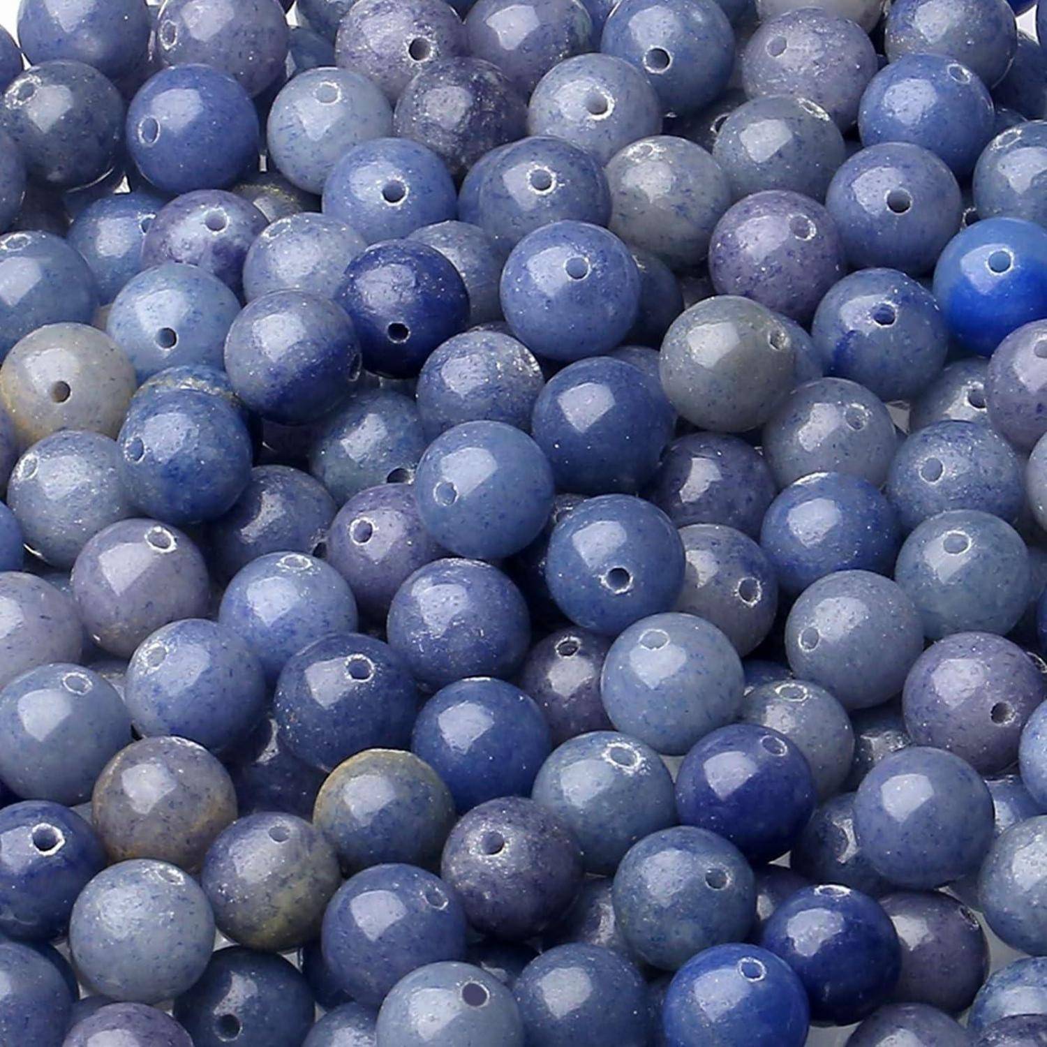 Ein Cluster von glatten, runden, blaugrau-farbenen Perlen mit kleinen Löchern, möglicherweise zum Schmuckherstellen oder für Bastelzwecke.