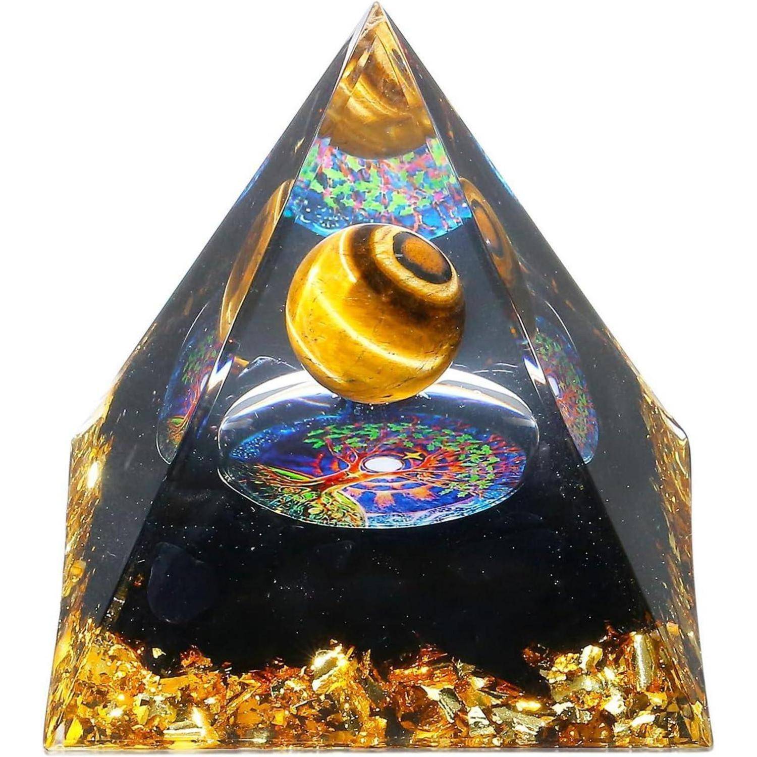 Eine pyramidenförmige Orgonite mit einer Tigerauge-Kugel im Inneren, umgeben von bunten Mustern und Goldflocken an der Basis.