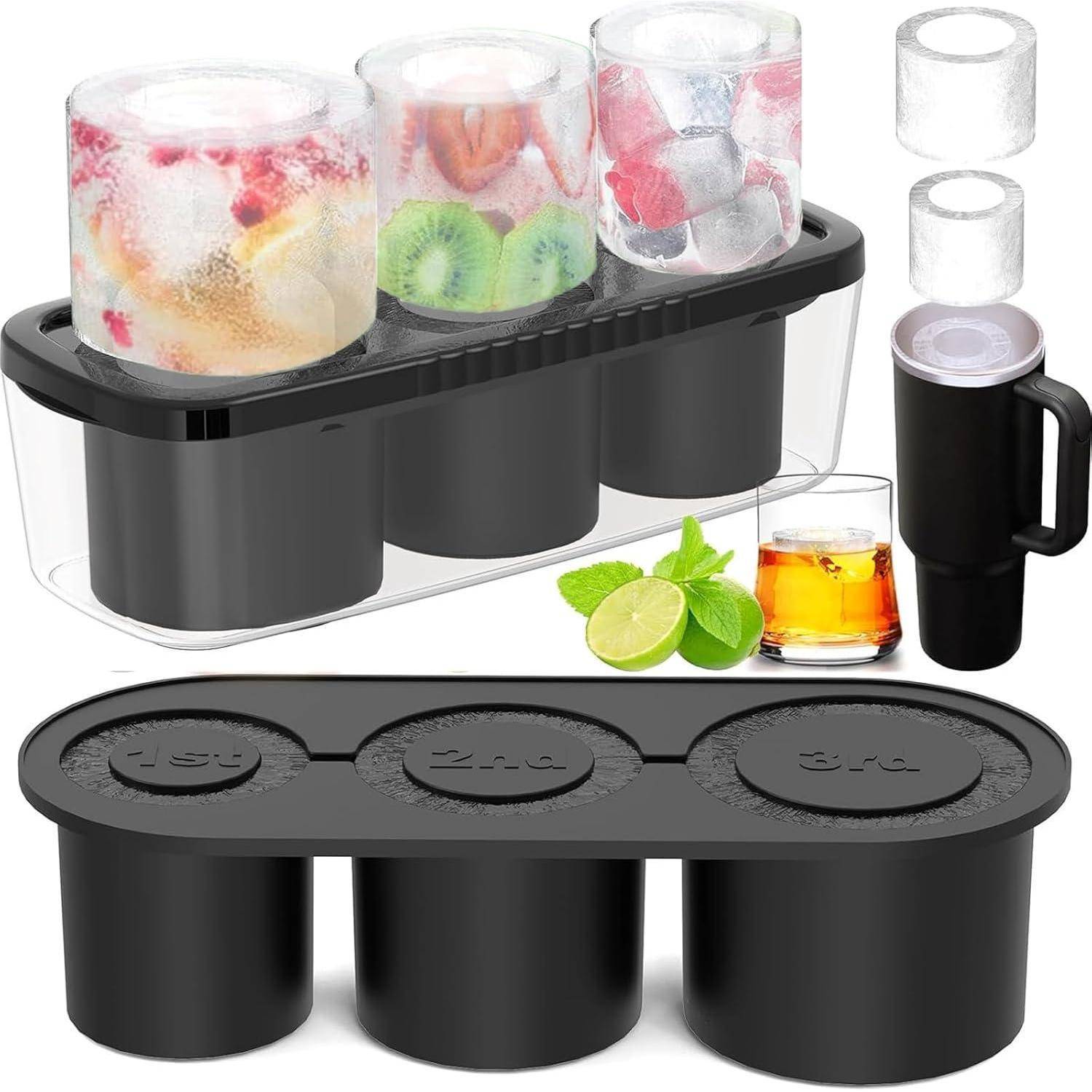 Eisformset zum Erstellen großer Eisbecher, gezeigt mit Früchten und klarem Eis darin. Enthält einen schwarzen Halter, ein Getränk und Limettenscheiben.