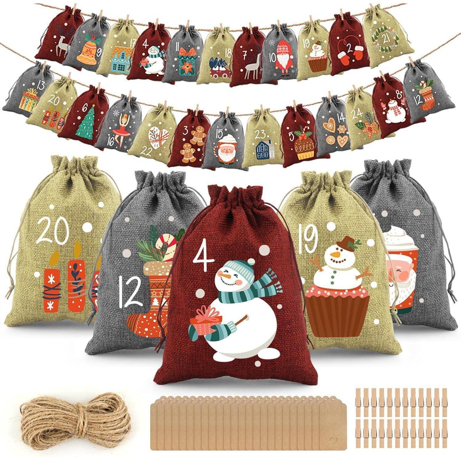 Adventskalender mit nummerierten Geschenktüten, versehen mit weihnachtlichen Illustrationen, Bindfaden, Klammern und Stöcken zum Aufhängen.