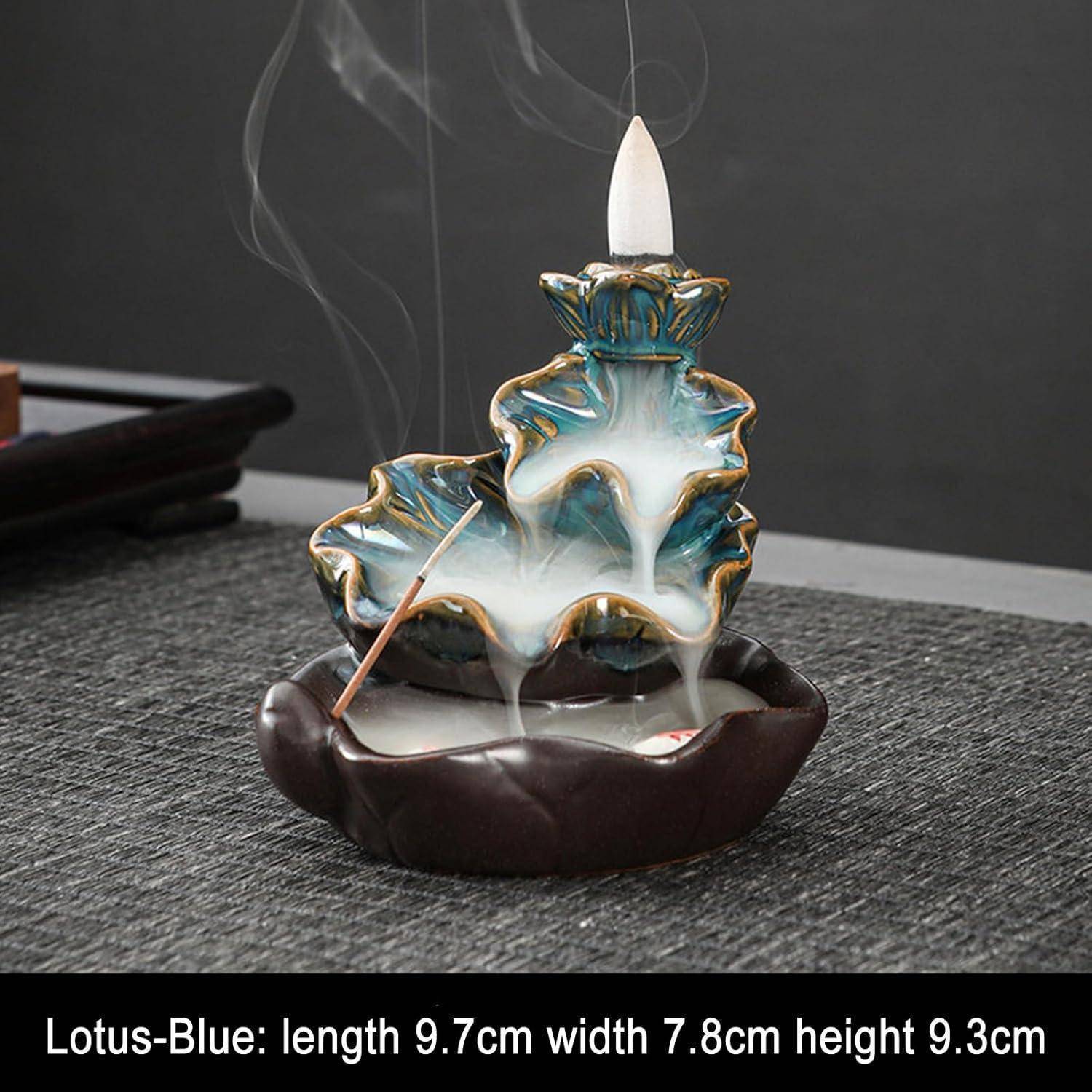 Keramik-Räucherstäbchenhalter in Form eines Lotuswasserfalls. Rauch fließt in Schichten herab. Schwarzer Hintergrund. Text lautet 'Lotus-Blau' mit Maßangaben.