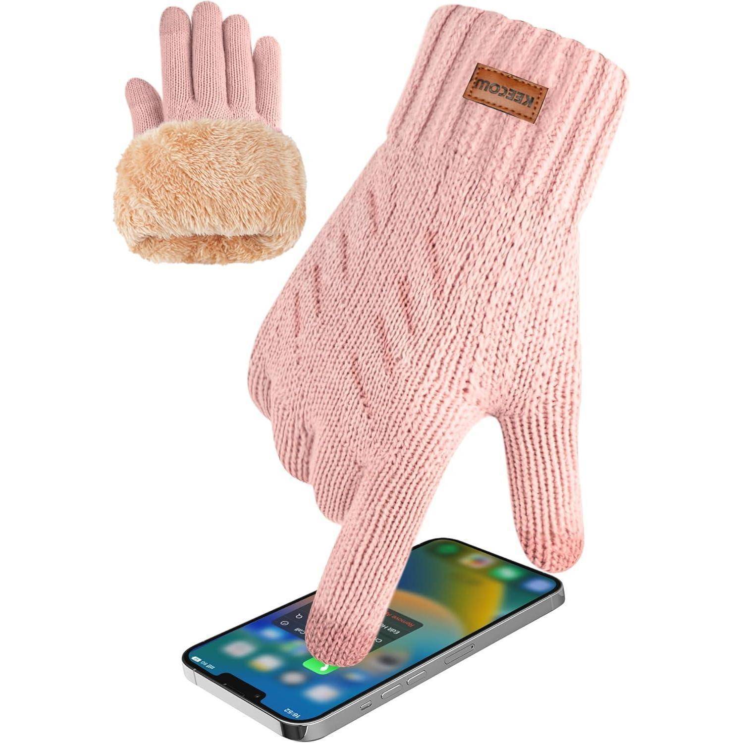 Rosa gestrickte Handschuhe mit pelzigem Futter und touchscreen-kompatiblen Fingerspitzen, die über einem Smartphone abgebildet sind.