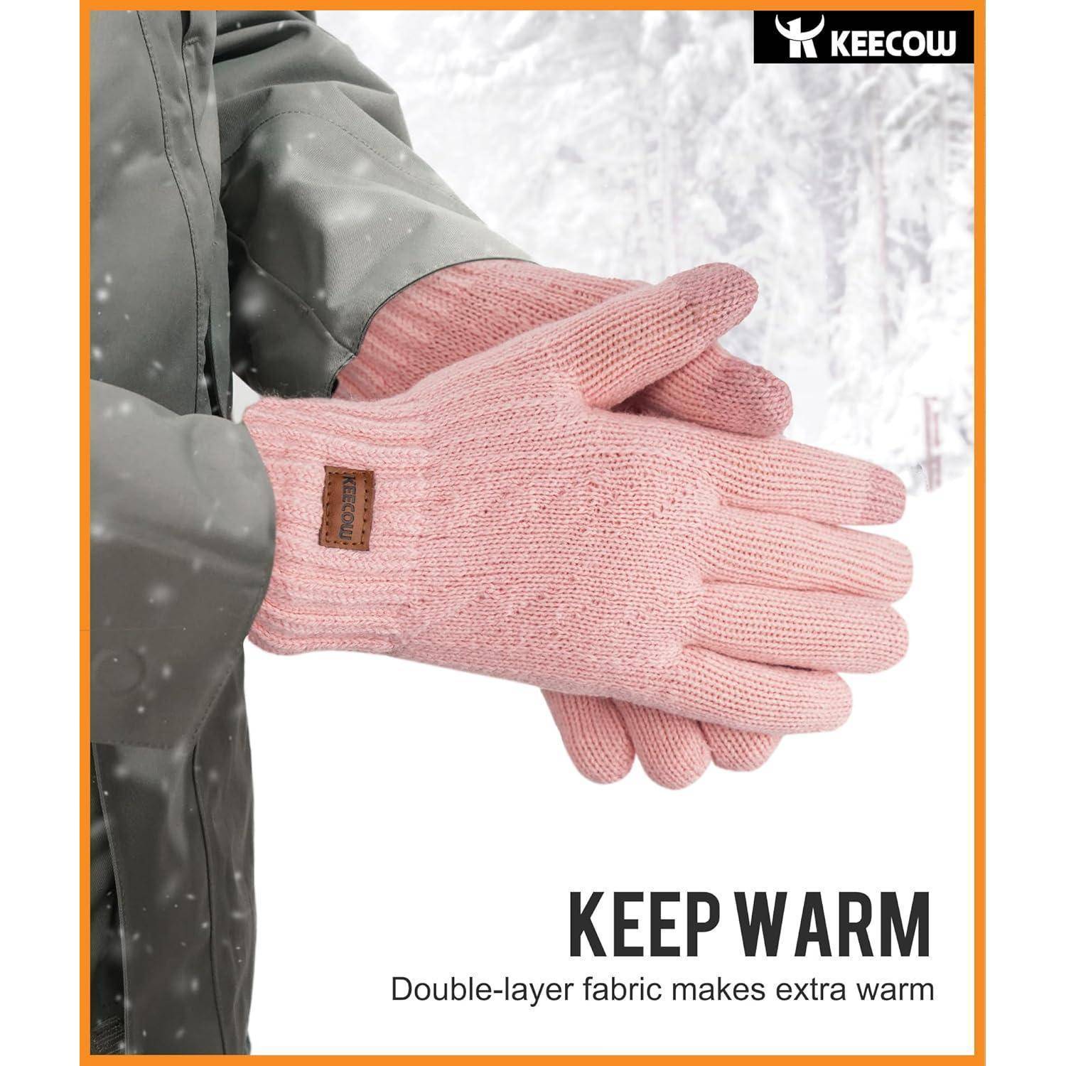 Eine Person trägt rosa gestrickte Handschuhe mit Schneefall im Hintergrund. Text lautet: 'Bleib warm. Zweischichtiger Stoff macht extra warm.