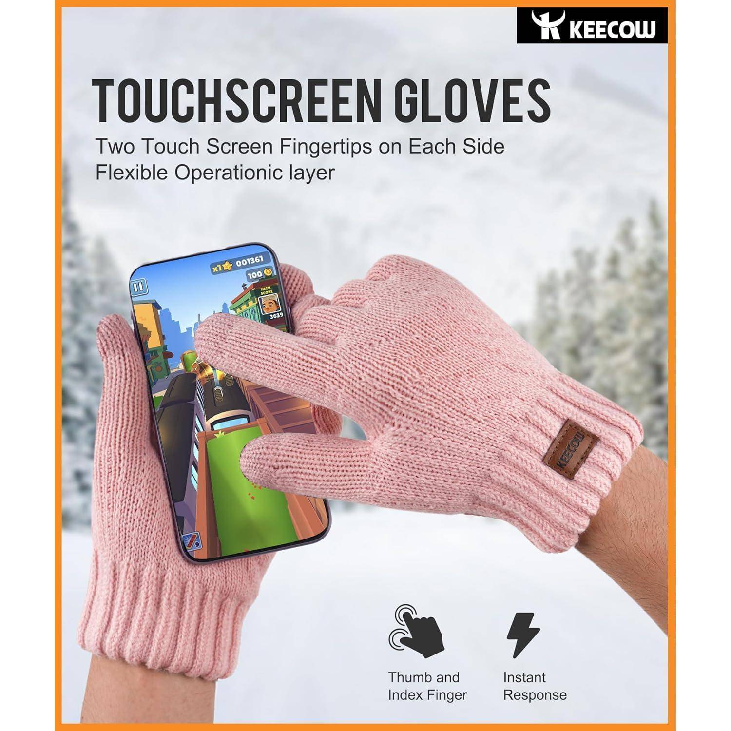 Eine Person trägt rosa gestrickte Handschuhe und benutzt ein Smartphone. Die Handschuhe verfügen über touchscreenkompatible Fingerspitzen. Der Text lautet ‚Touchscreen-Handschuhe'.