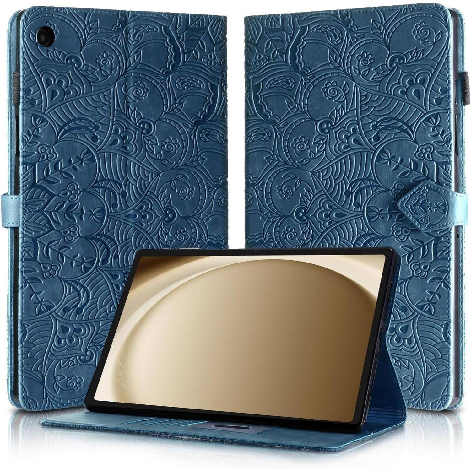 Ein blauer Tabletkoffer mit einem verschlungenen Blumenmuster ist zu sehen. Der Koffer ist geöffnet und stützt ein Tablet mit einer hellen Bildschirmanzeige.