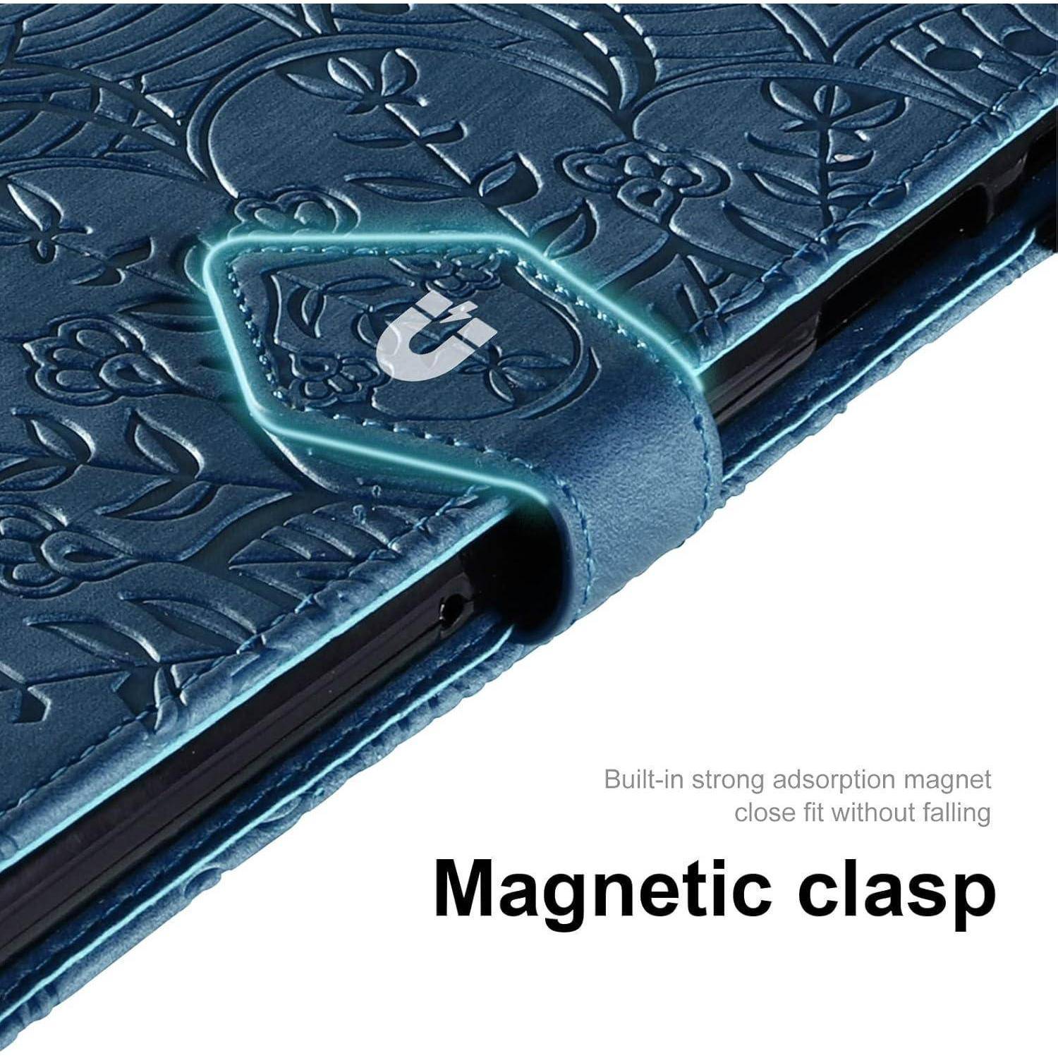 Blaue Geldbörse mit geprägtem Blumendesign, die eine magnetische Verschlusslasche hervorhebt, die einen sicheren Halt gewährleistet. Der Text liest sich ‚Magnetverschluss' und erwähnt einen starken Magneten zum Schließen.