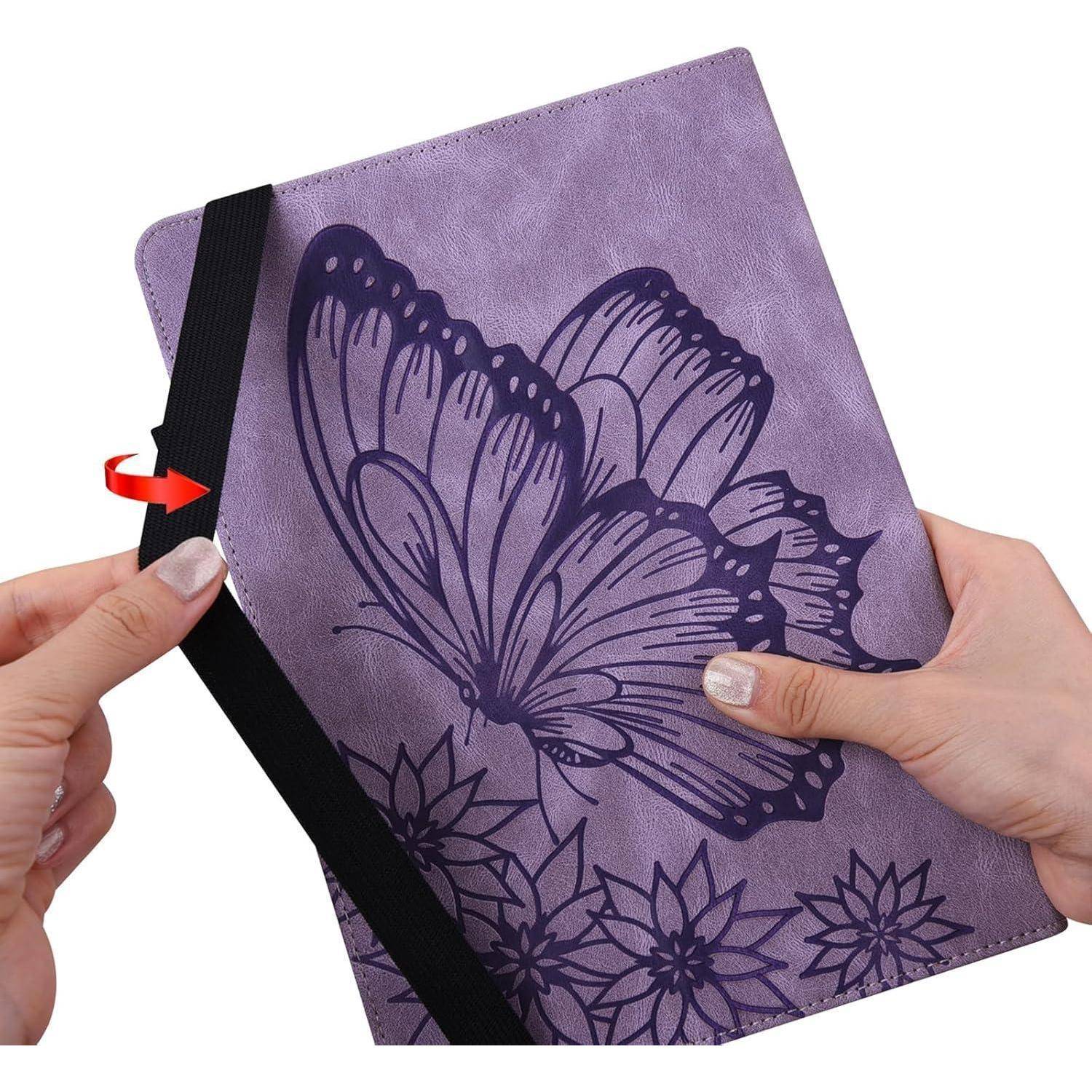 Ein lila Notizbuch mit Schmetterlingsdesign wird von einem Gummizug geschlossen. Zwei Hände sind zu sehen, eine hält den Gummizug und die andere das Notizbuch.