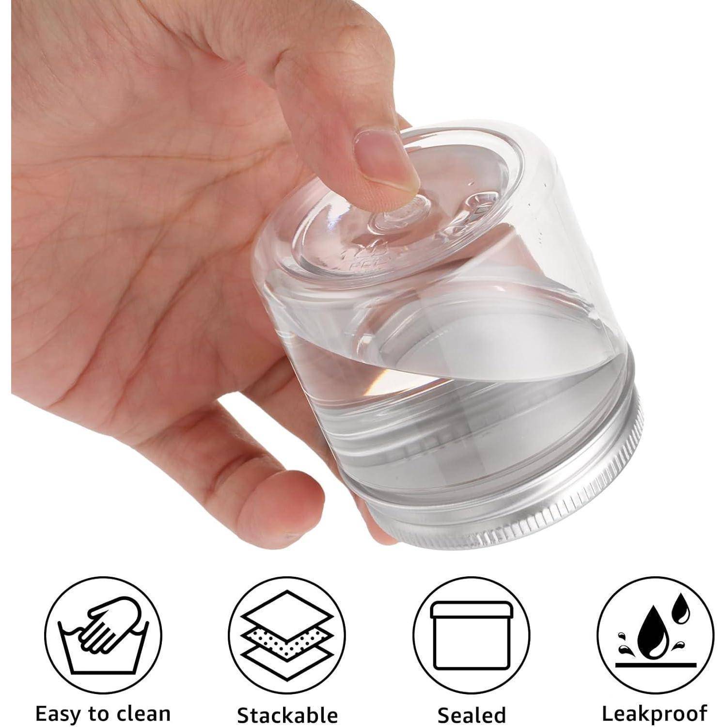 Eine Hand hält einen durchsichtigen, versiegelten Becher gefüllt mit Wasser. Icons und Text darunter zeigen an: 'Leicht zu reinigen', 'Stapelbar', 'Versiegelt', 'Auslaufsicher'.