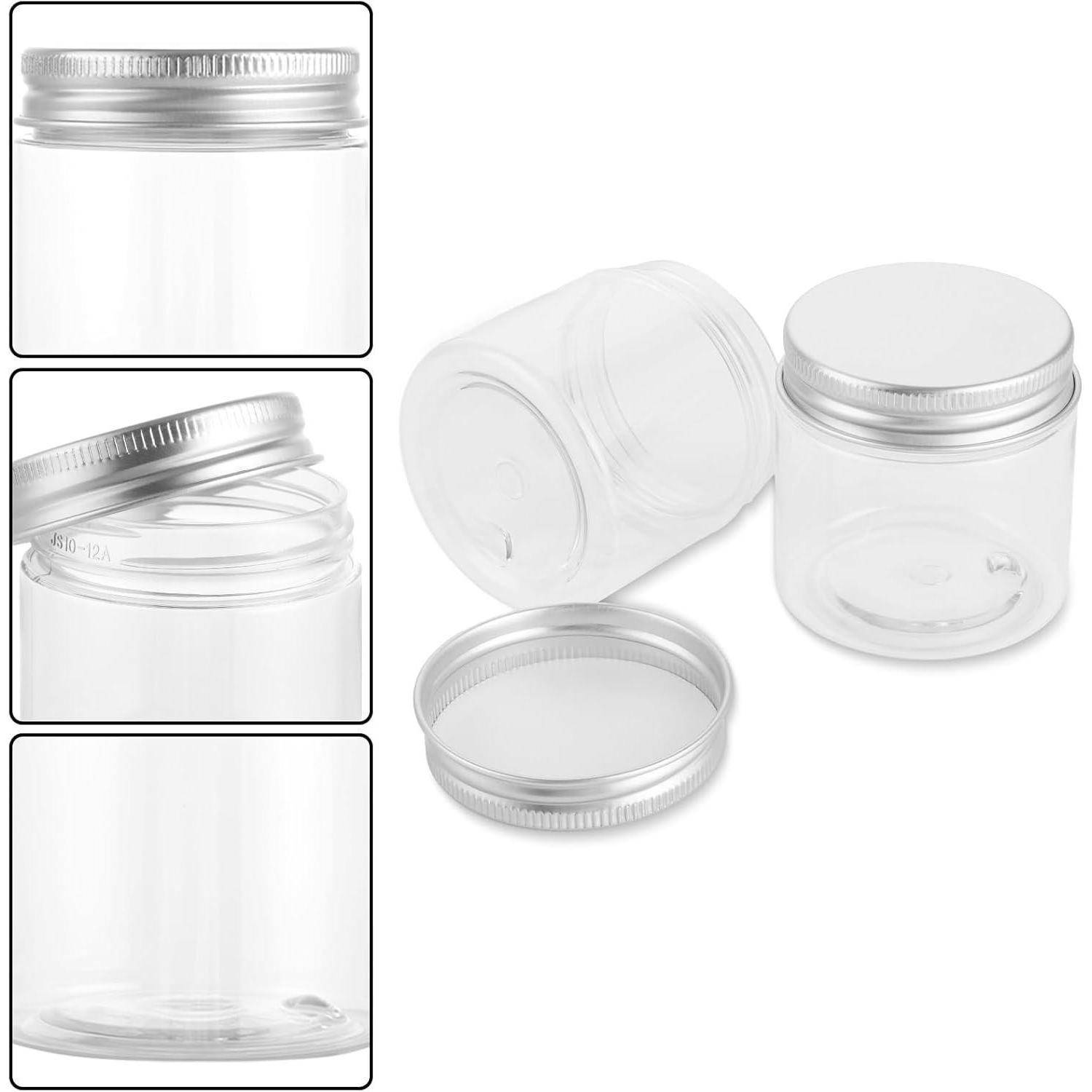 Vier Bilder eines durchsichtigen Plastikglases mit einem silbernen Schraubdeckel, dargestellt aufrecht, geneigt, geöffnet und zerlegt mit abgenommenem Deckel.